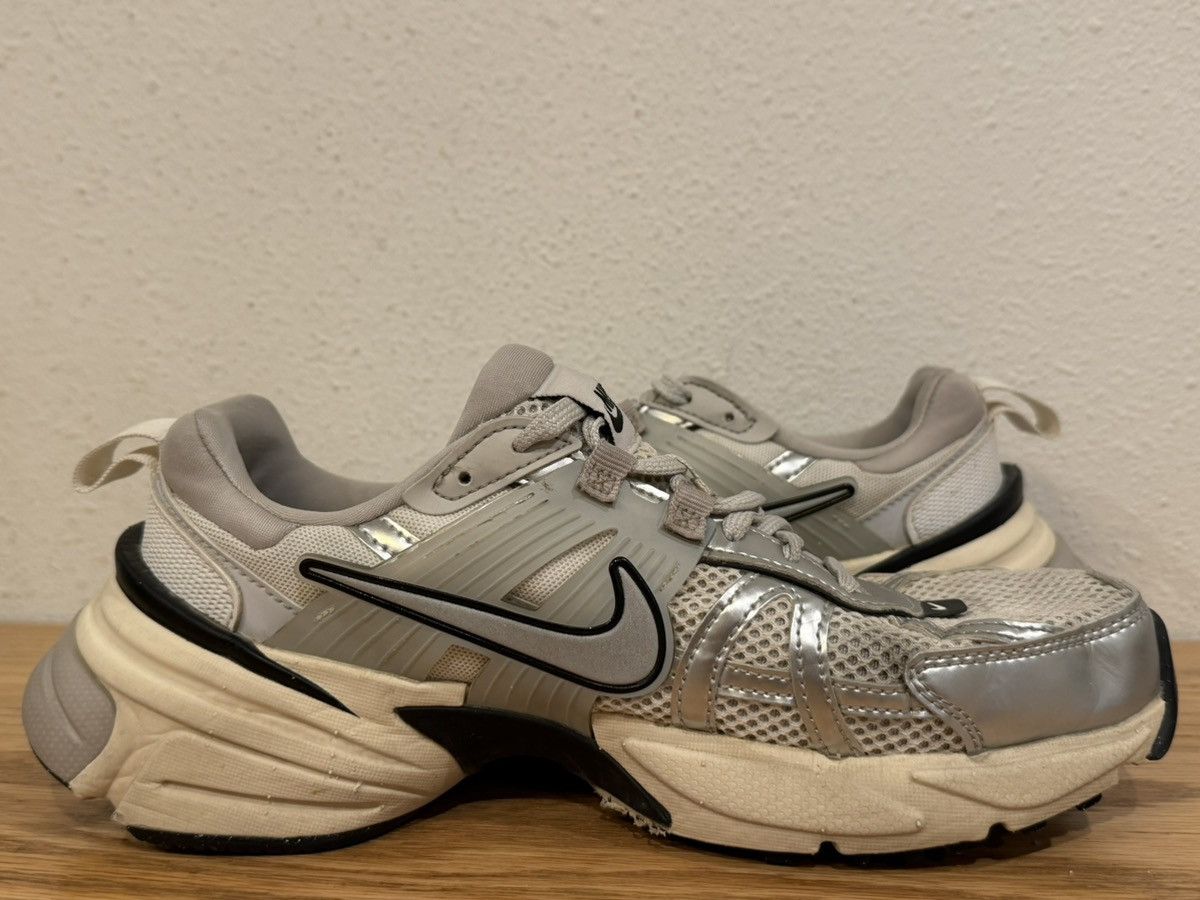 Nike Nike V2K Run Summit White Metallic Silver 8 Running Sneakers Size US 8 / IT 38 - 4 Thumbnail