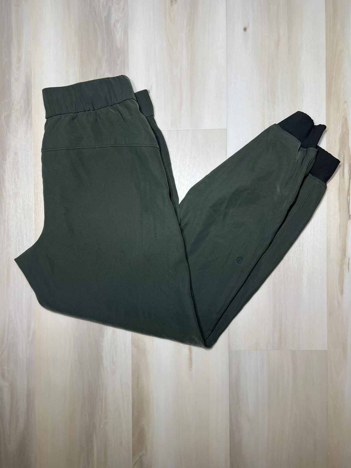 Lululemon Lululemon On The Fly Jogger Olive Green Drawstring Size 6 Size 28" / US 6 / IT 42 - 1 Thumbnail