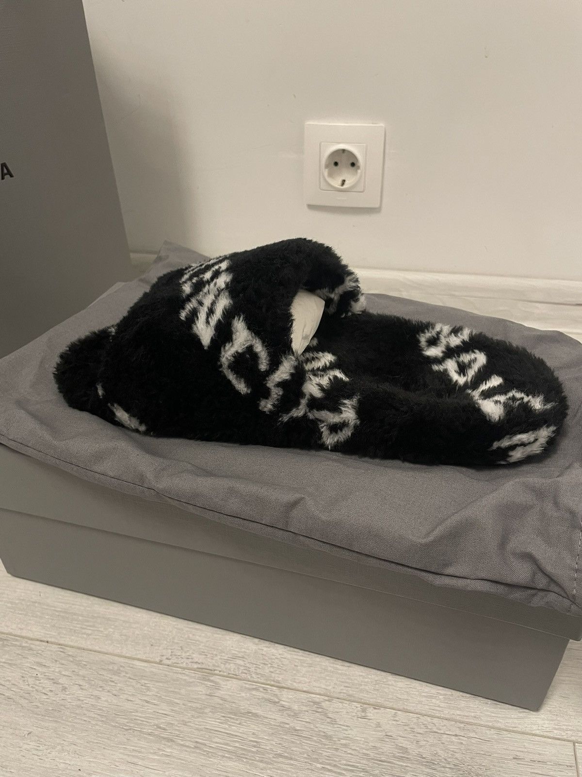 Balenciaga Balenciaga furry slides logo allover Size US 9 / EU 42 - 2 Thumbnail