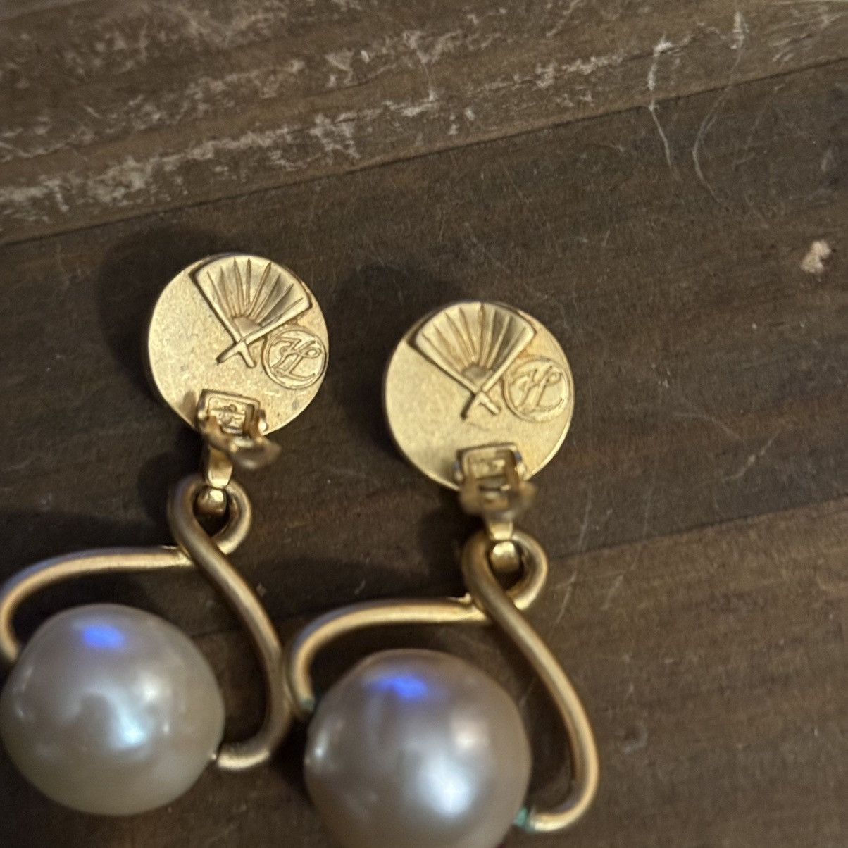 Karl Lagerfeld Vintage Karl Lagerfield chunky gold baroque pearl earrings Size ONE SIZE - 5 Thumbnail