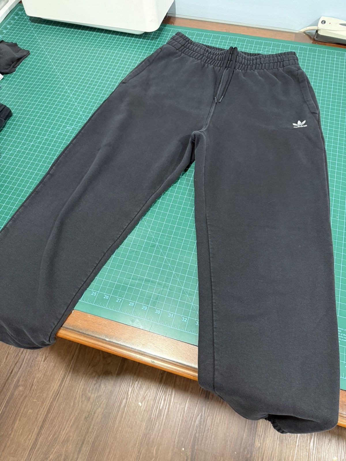 Adidas Adidas Black Sweatpants Size US 32 / EU 48 - 1 Thumbnail