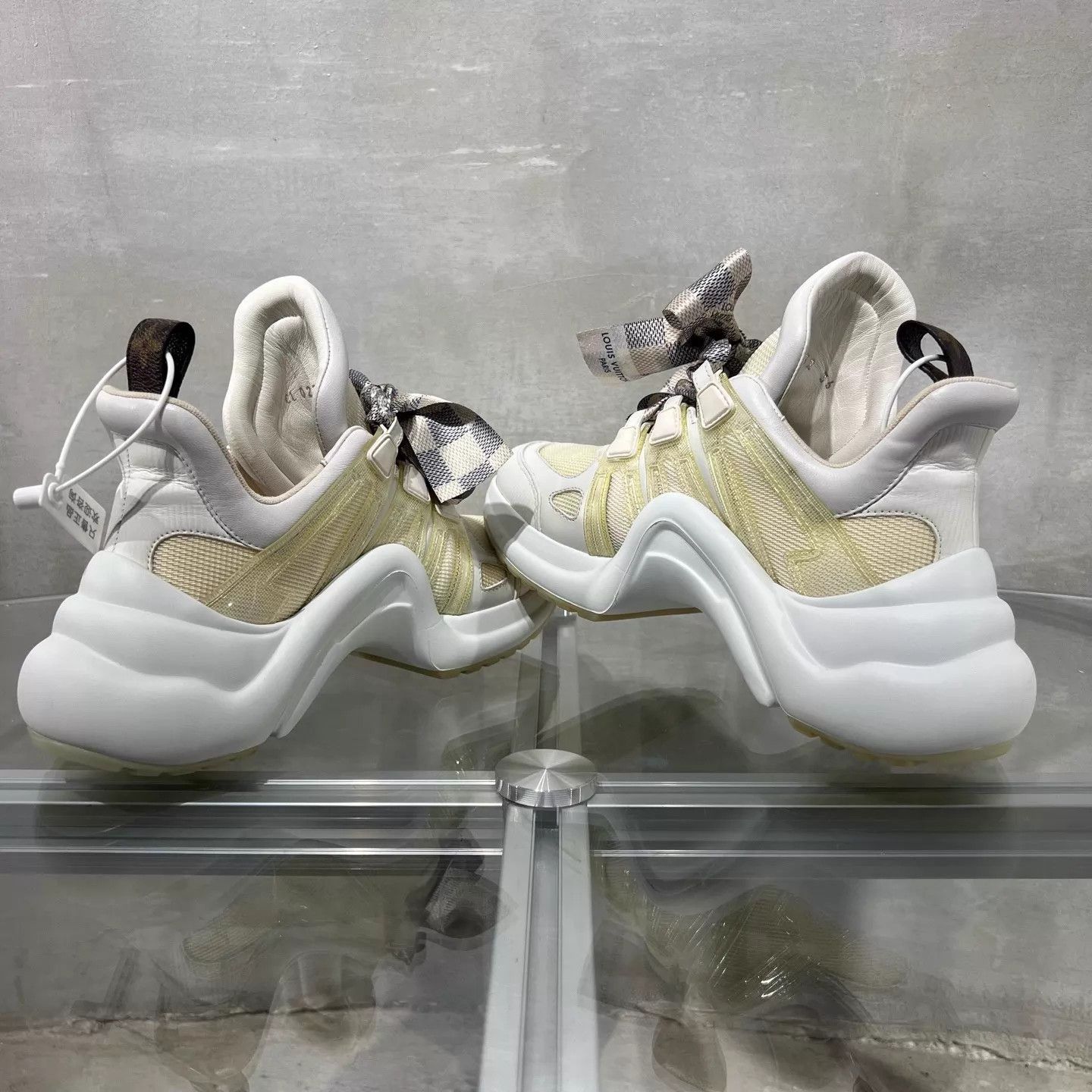 Louis Vuitton Louis Vuitton White Monogram Bow Dad Sneaker UK2 / 36 Size US 5.5 / IT 35.5 - 5 Thumbnail