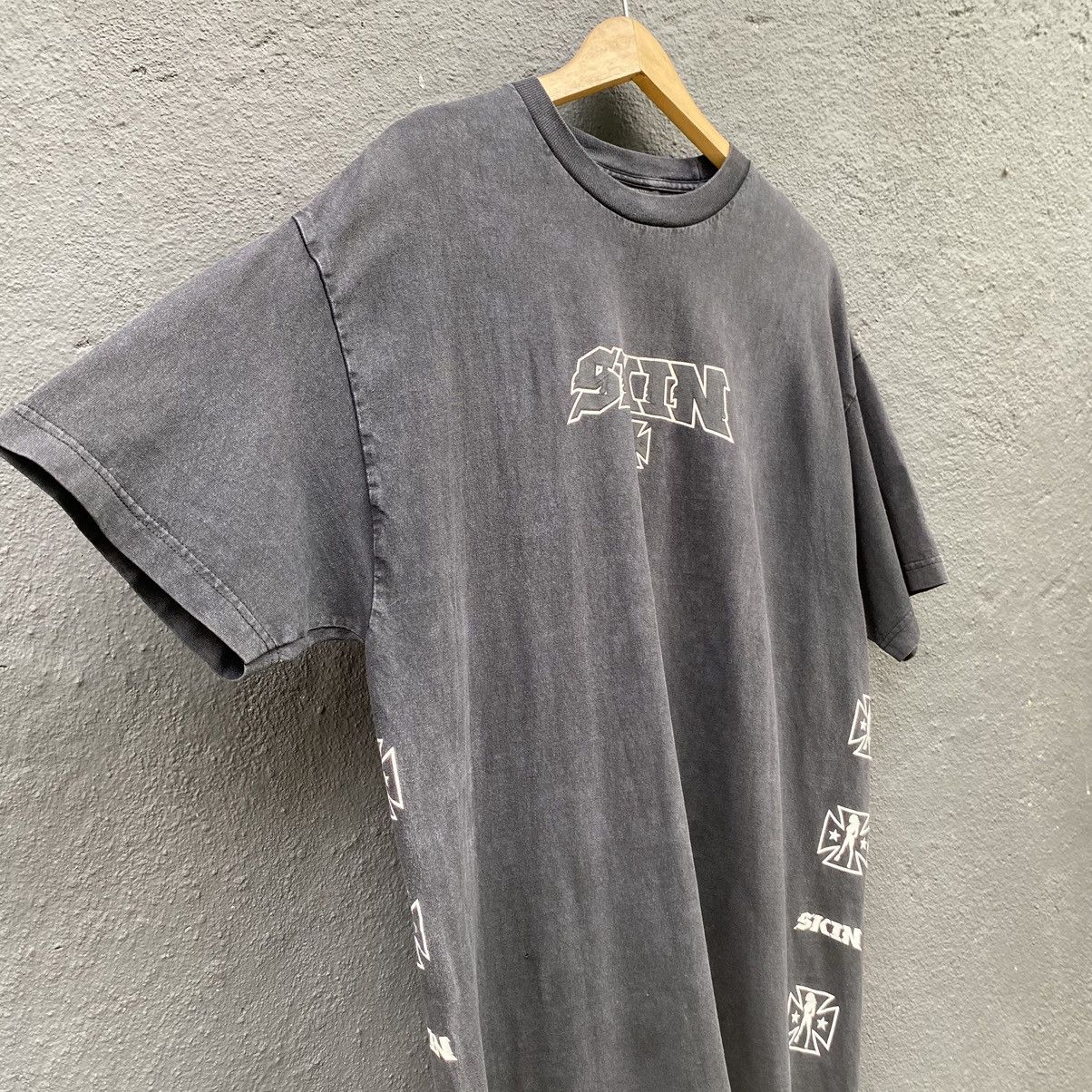 Vintage Thrashed Faded Vintage Y2K Skin Industries Skateboard Tee Size US XL / EU 56 / 4 - 4 Thumbnail