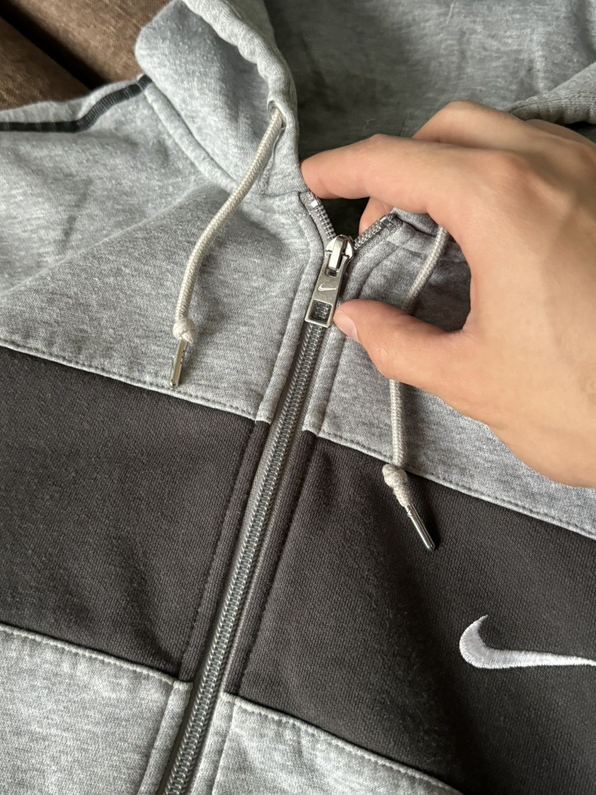Nike Vintage Nike Y2K grey zip hoodie size XL Size US XL / EU 56 / 4 - 8 Thumbnail