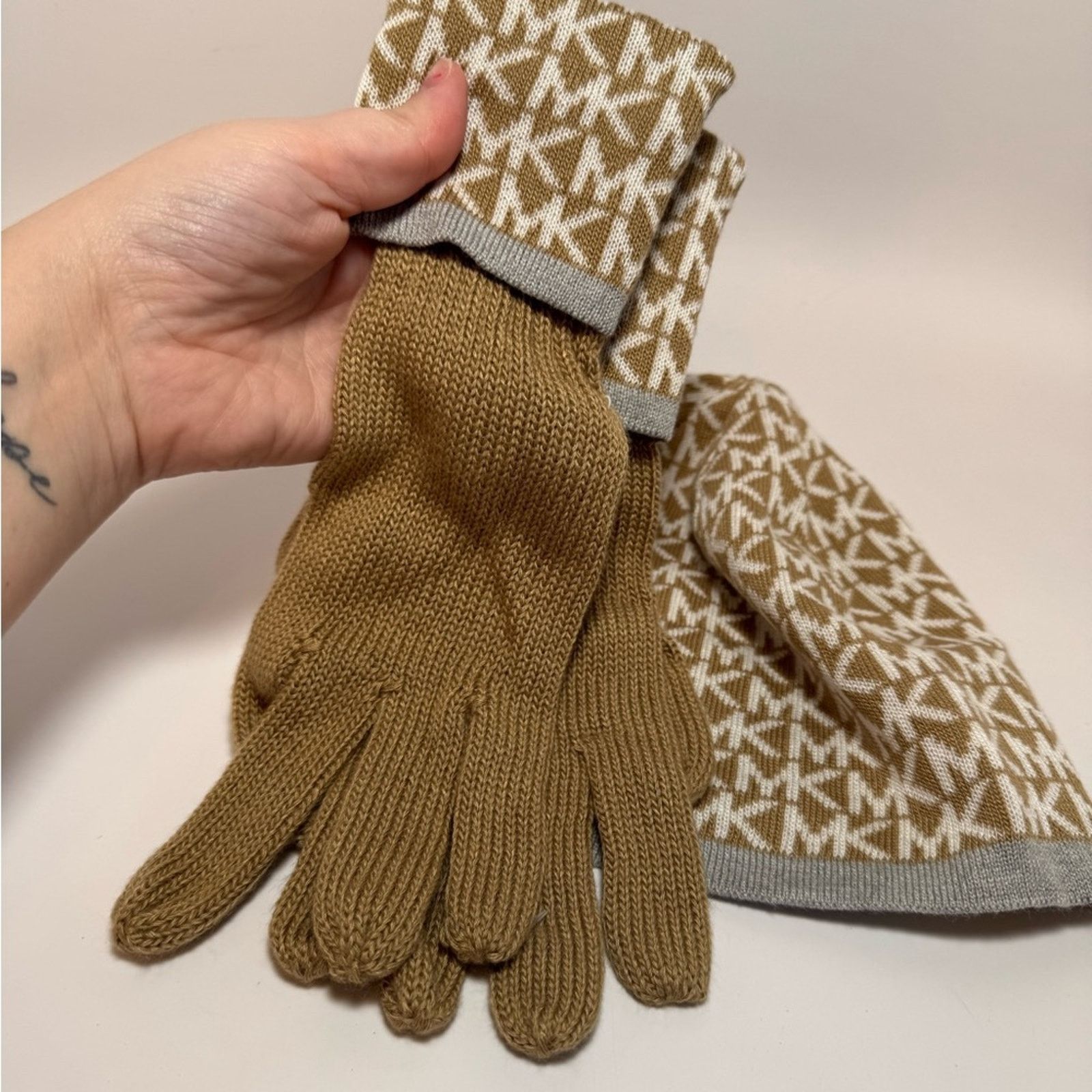 Michael Kors Michael Kors Matching Hat & Gloves Set Brown Gold White Logo Size ONE SIZE - 2 Thumbnail