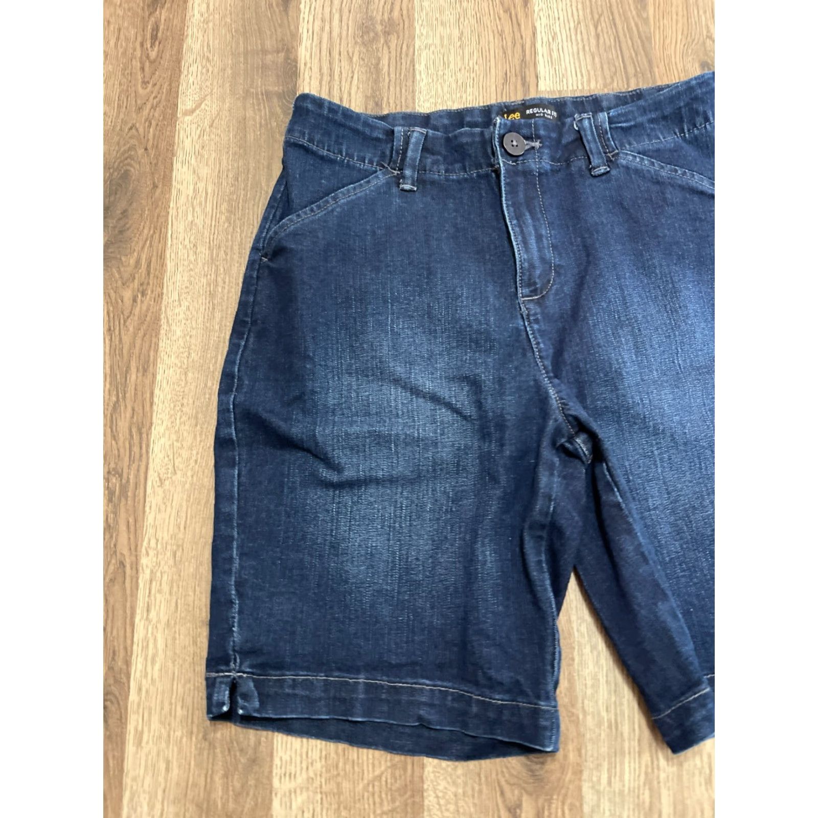 Lee Lee Shorts Women's Size 8 Medium Blue Denim Mid Rise Bermuda Casual Modern Regular Flat Front Button Size 30" / US 8 / IT 44 - 3 Thumbnail