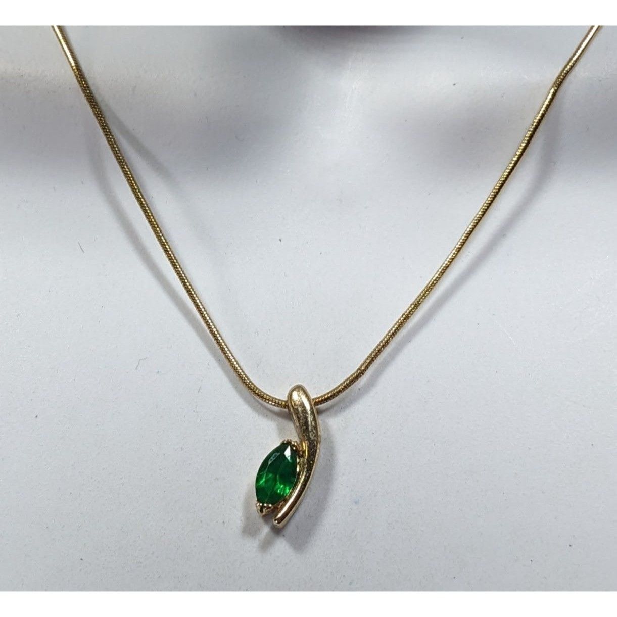 Other Vintage Elegant Green Gemmed Gold Tone Pendant Necklace Size ONE SIZE - 4 Thumbnail
