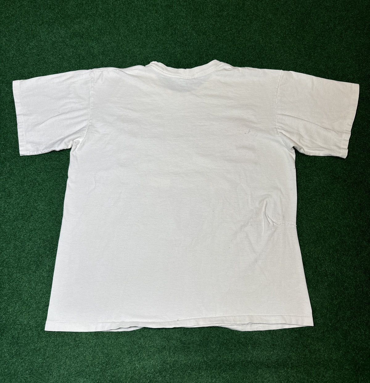 Nutmeg × Vintage Vintage 90s Chicago Bulls Nutmeg Mills Repaired T Shirt Size US L / EU 52-54 / 3 - 4 Thumbnail