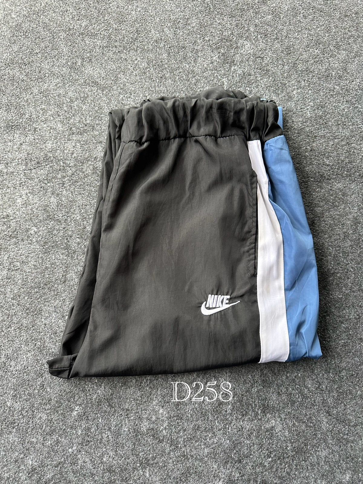 Vintage Vintage 90s Nike Nylon Track Pant D258 Size US 30 / EU 46 - 12 Thumbnail