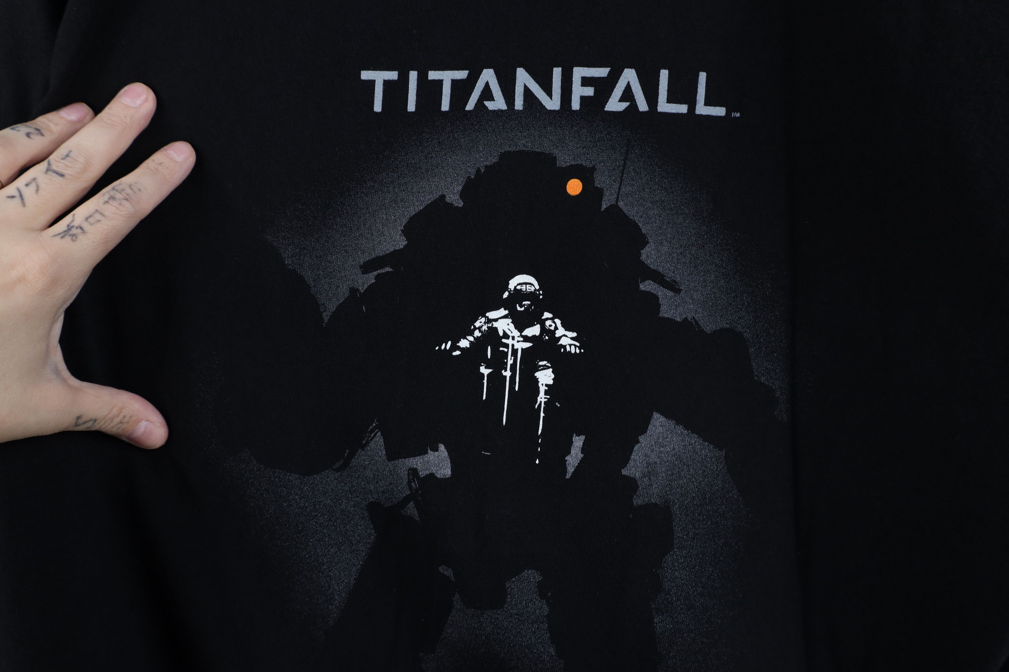 Vintage Vintage Titanfall Video Game Promo T-Shirt Black Cotton Size US XL / EU 56 / 4 - 4 Thumbnail