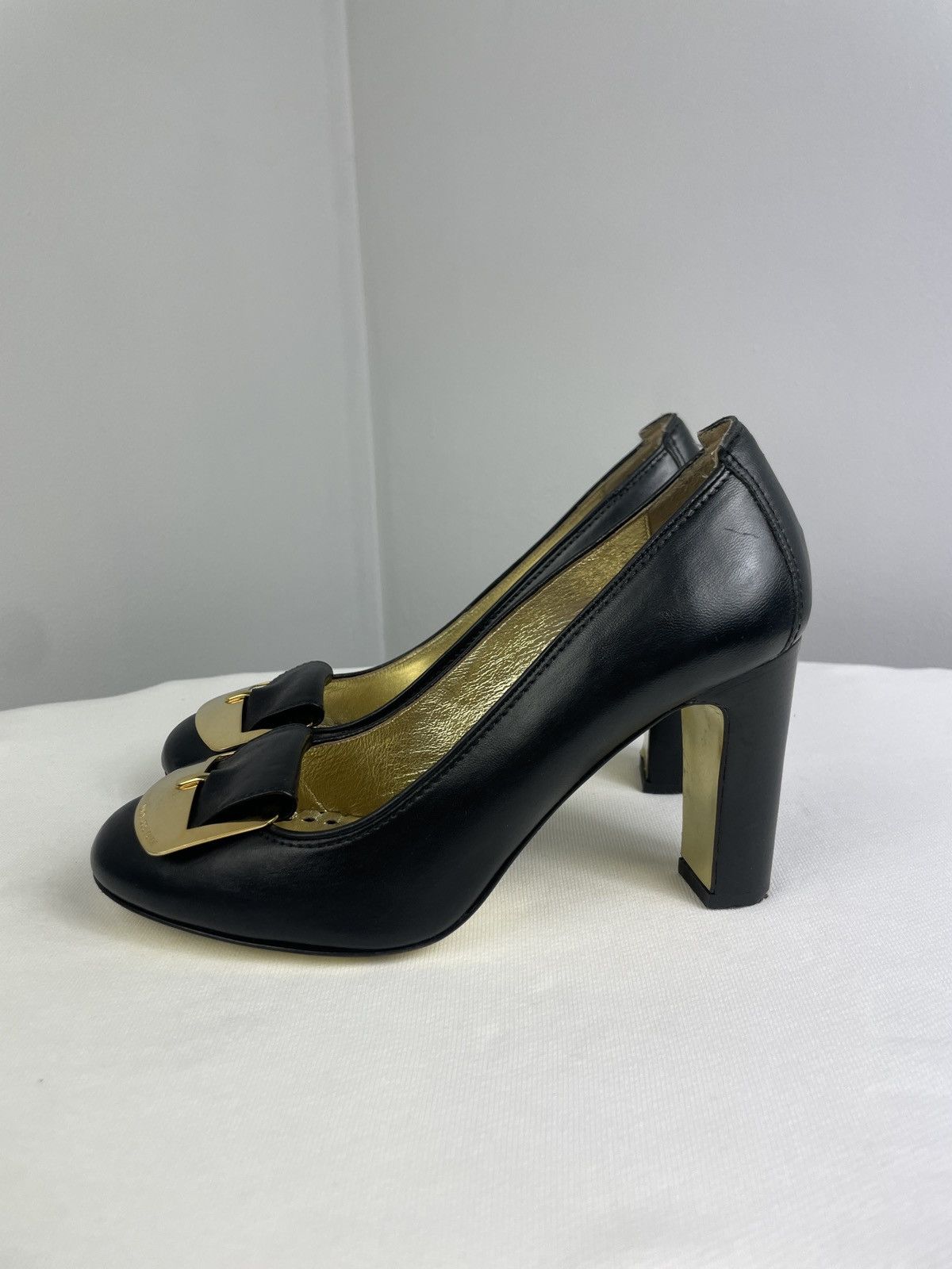 Juicy Couture Juicy Couture Made in Italy Black Leather Gold Buckle Pumps Size US 9 / IT 39 - 5 Thumbnail