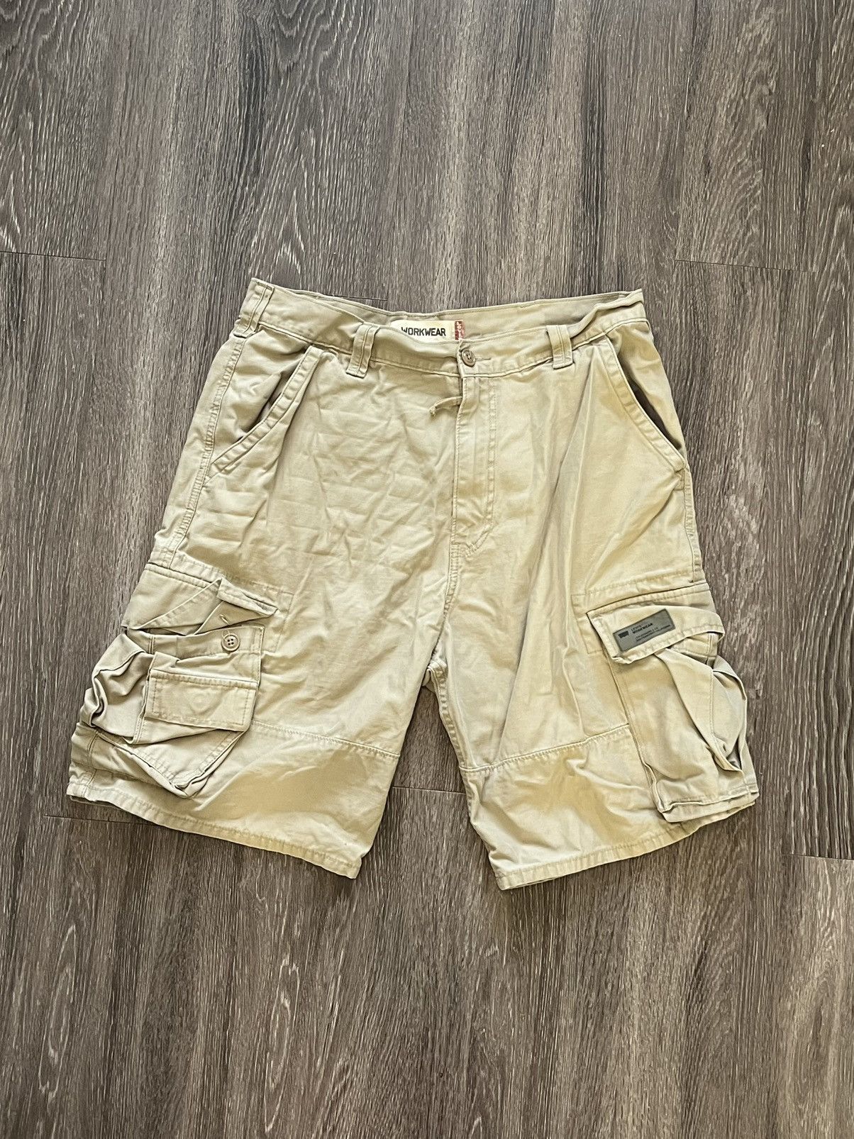 Levi's Tan vintage Levi’s workwear baggy cargo shorts Size 34W Size US 34 / EU 50 - 1 Thumbnail