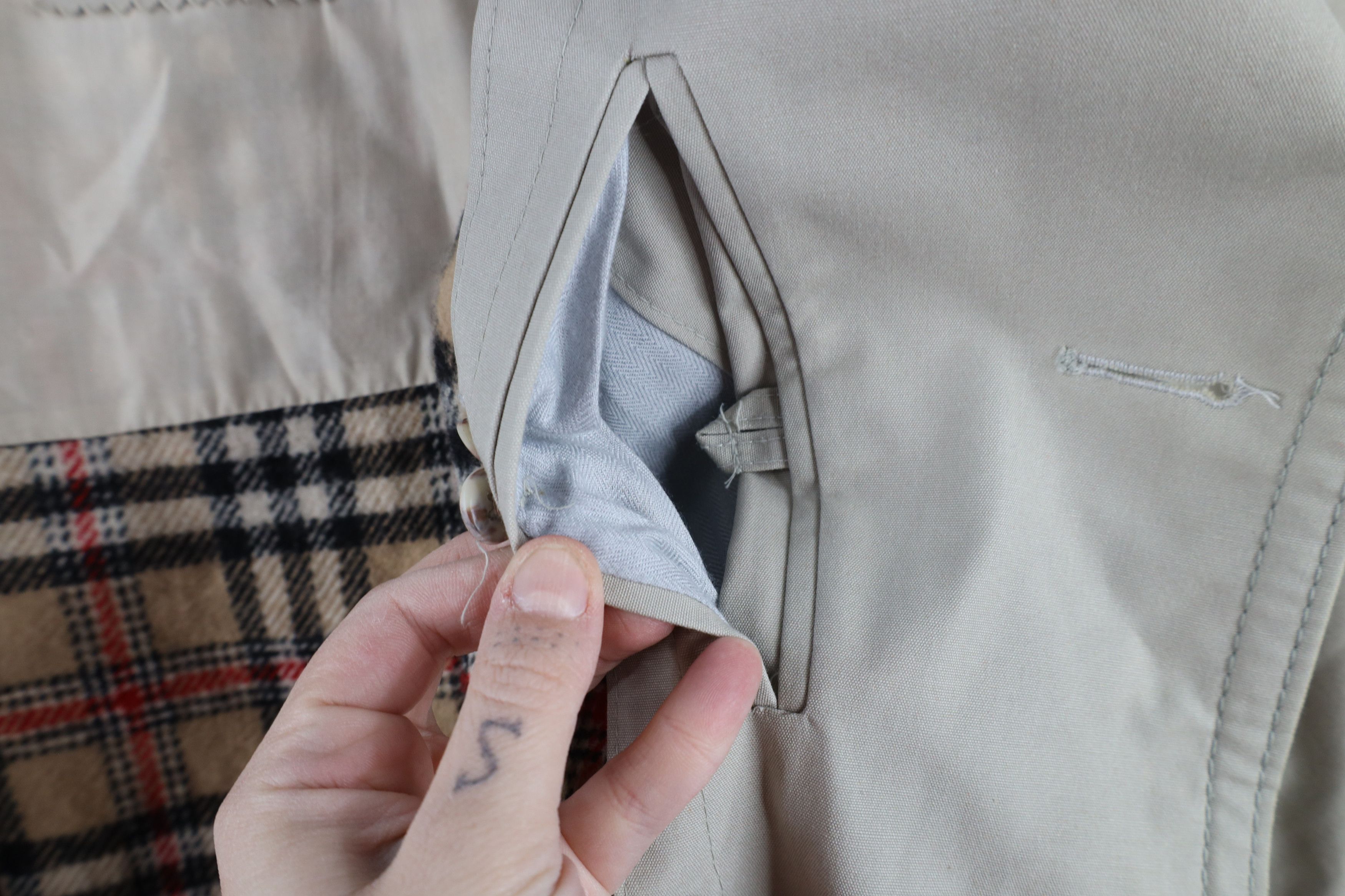 Vintage Vintage 70s Streetwear Lined Heavy Belted Trench Coat Beige Size US XXL / EU 58 / 5 - 14 Thumbnail