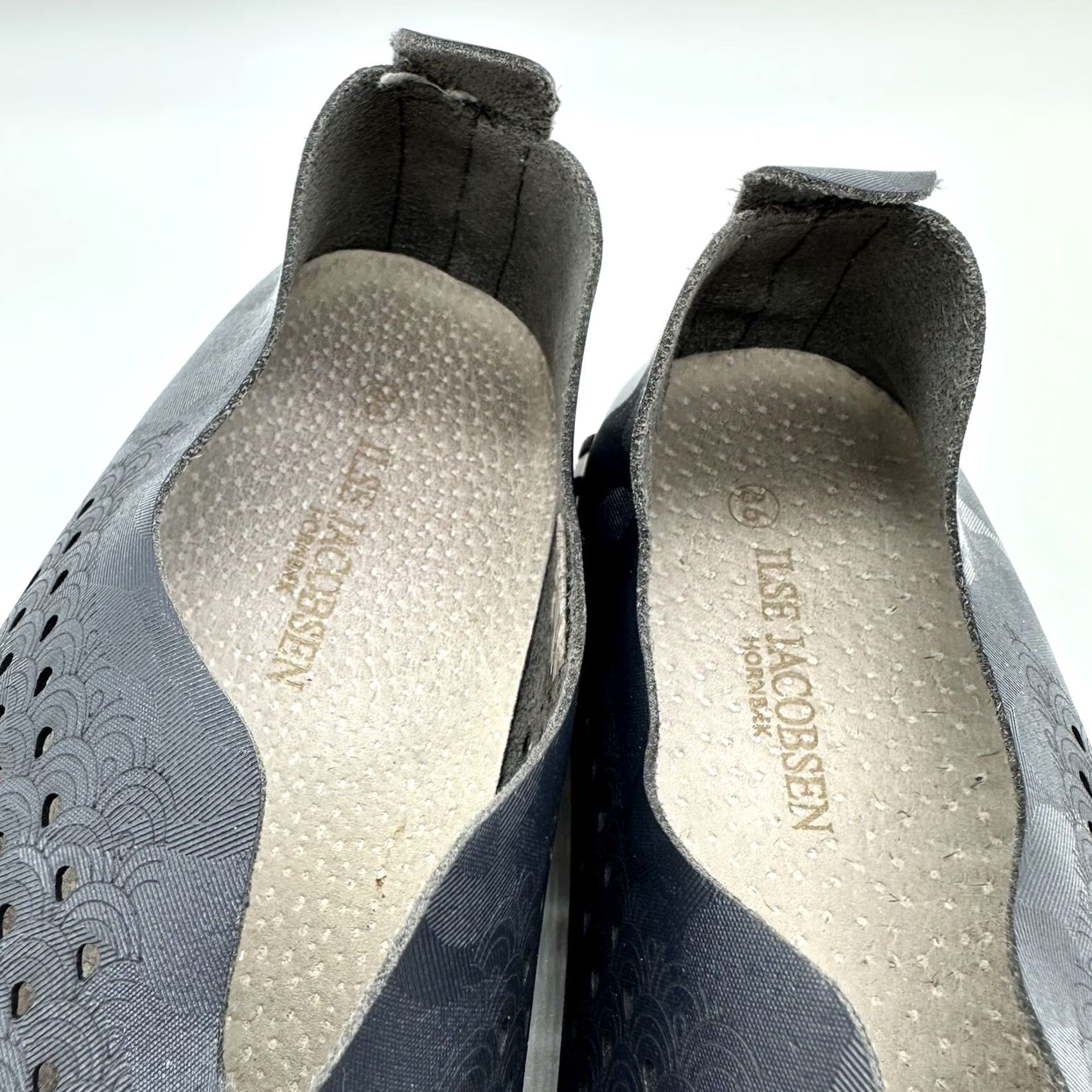 Vintage VINTAGE Isle Jacobsen Navy Blue Tulip Perforated White Sole Slip On Sneakers Women 36 6 Size US 6 / IT 36 - 3 Thumbnail