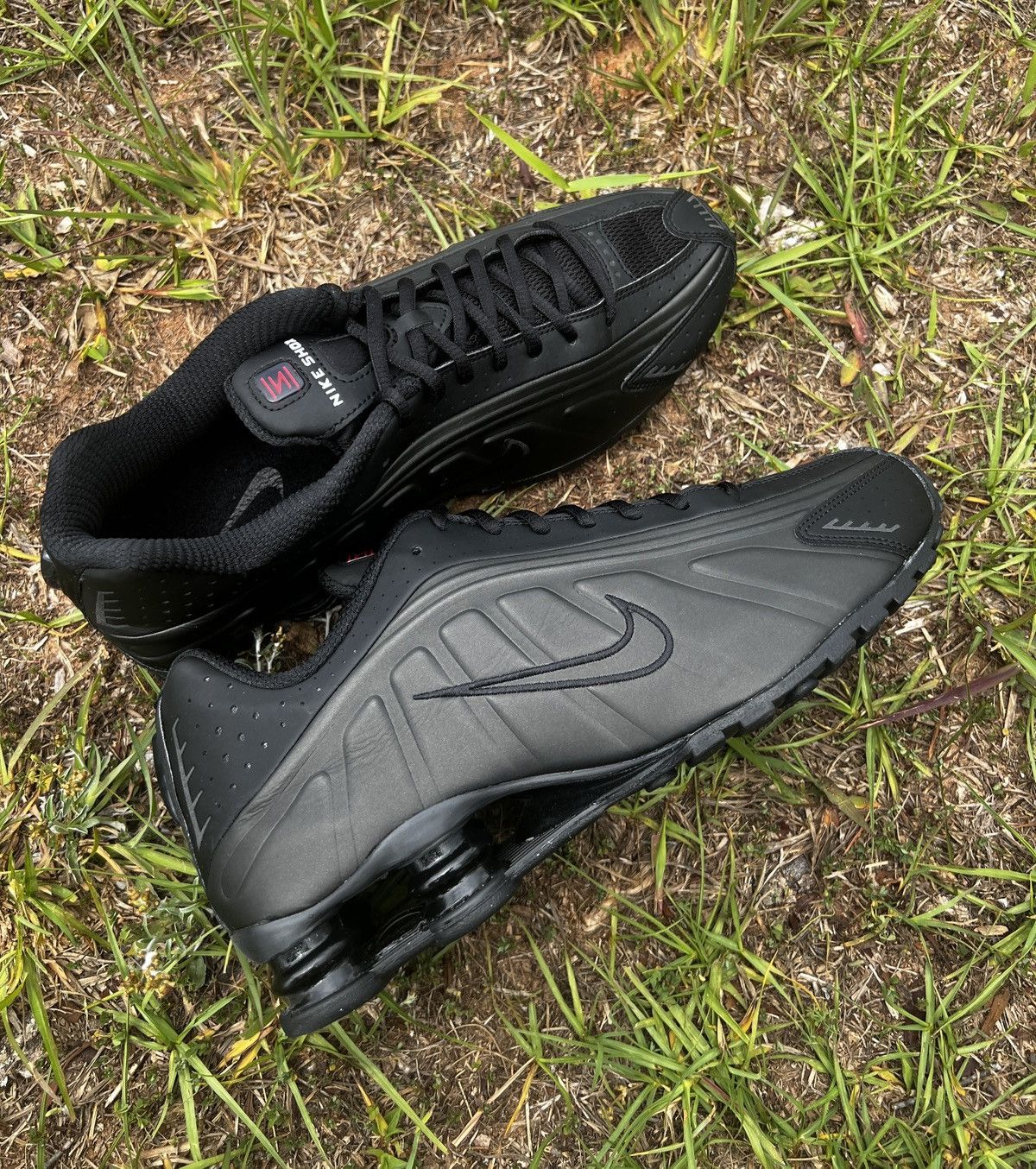 Nike CLEAN Nike size 10.5 Mens Shox R4 Triple Black shoes Size US 10.5 / EU 43-44 - 2 Thumbnail