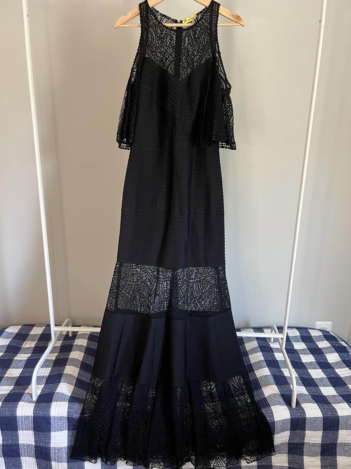 Tadashi Shoji Tadashi Shoji Esme Embroidered Pintuck Cold Shoulder Gown Size M / US 6-8 / IT 42-44 - 5 Thumbnail