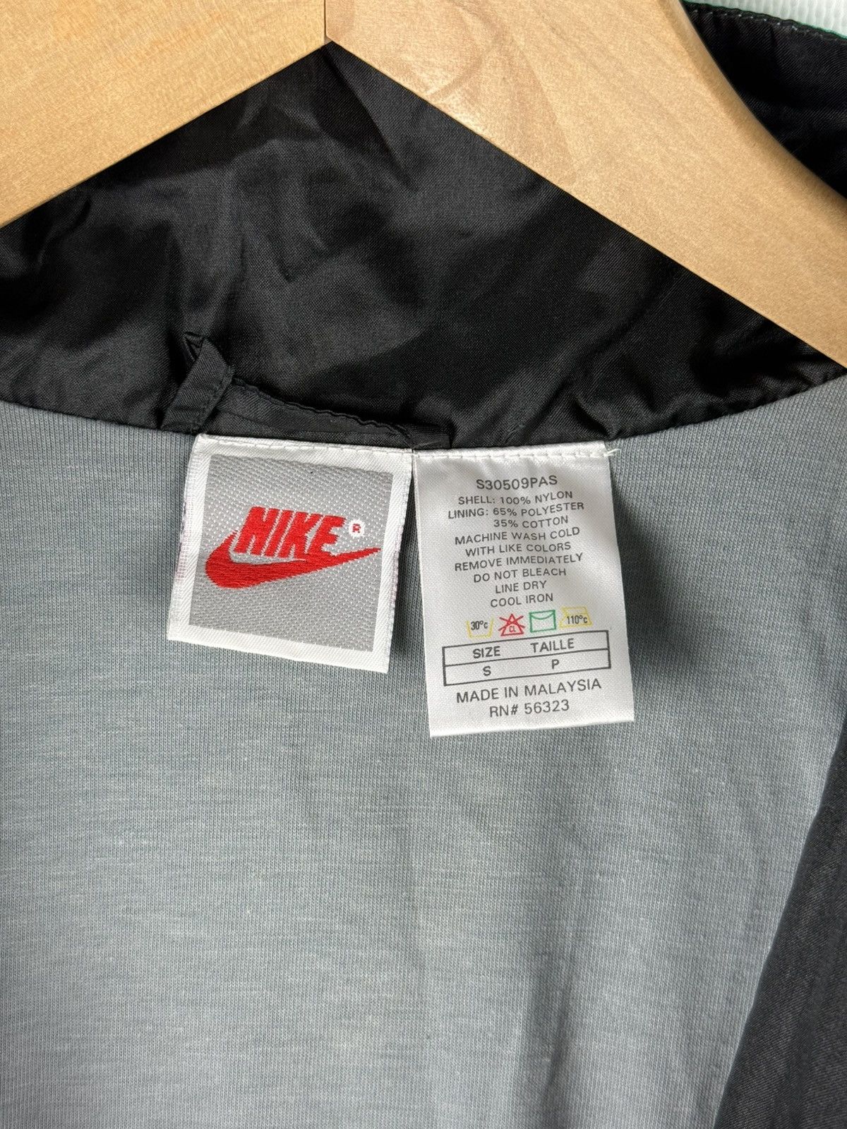 Nike Nike Vintage Men’s Nylon Full Zip Windbreaker Jacket Size S Size US S / EU 44-46 / 1 - 23 Thumbnail
