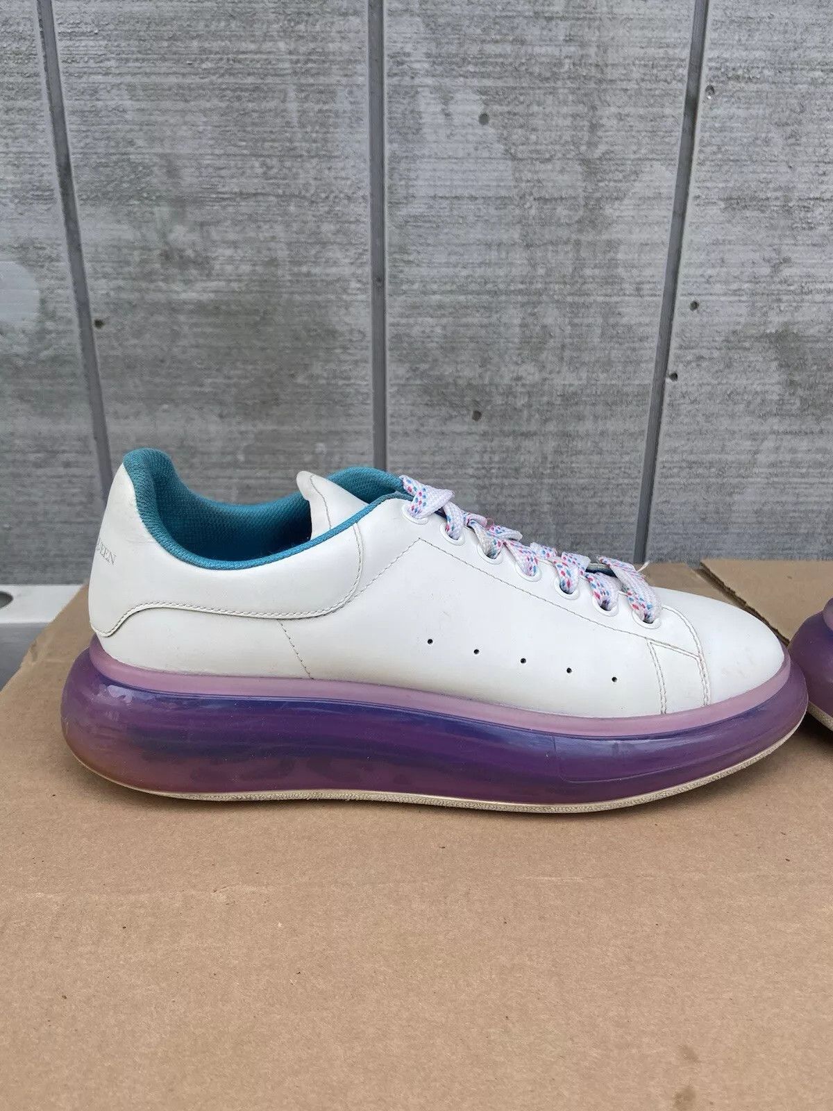 Alexander McQueen Alexander McQueen Transparent Sole White Purple Blue Size 9 Size US 9 / IT 39 - 4 Thumbnail