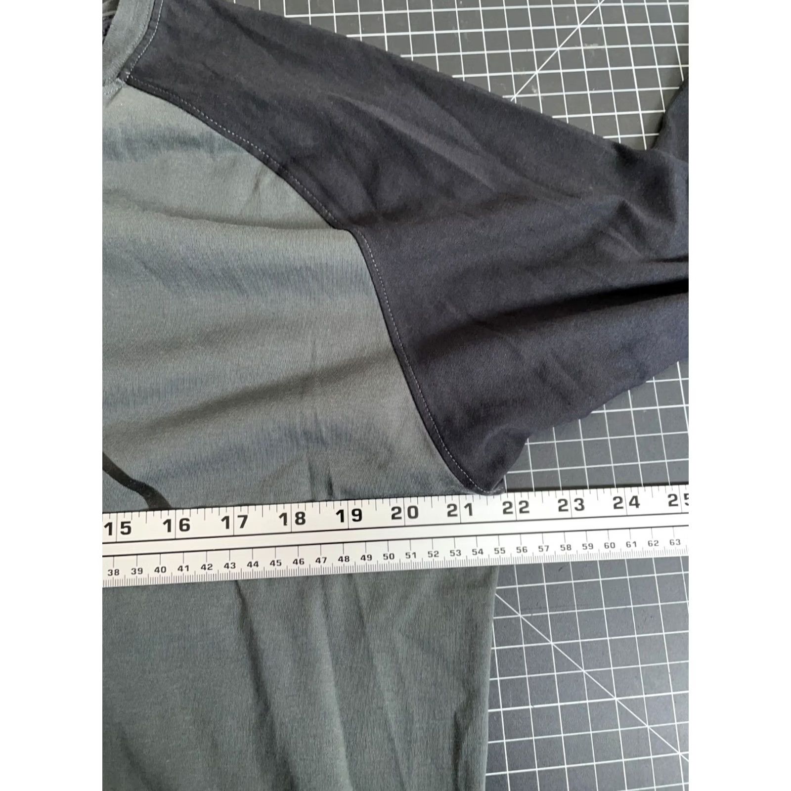 Nike VINTAGE Nike Ken Griffey Jr. Baseball Shirt Mens Large Gray Black 3/4 Sleeve Dri Fit Size US L / EU 52-54 / 3 - 5 Thumbnail