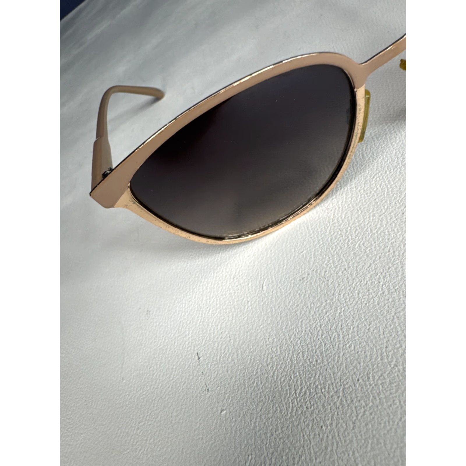 Vintage Laundry by Design Sunglasses Cat Eye Frames Only Lens Scratches Tan Gold Women Size ONE SIZE - 7 Thumbnail