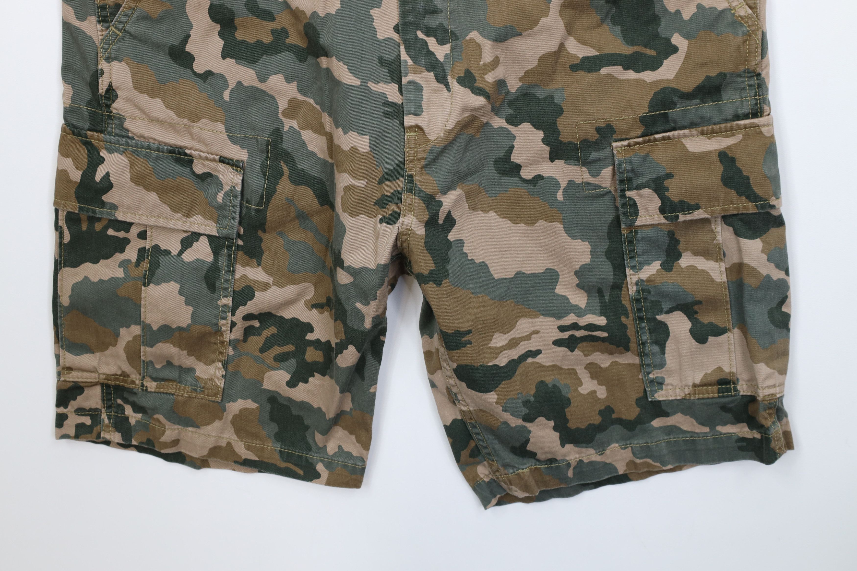 Levi's Vintage Y2K Levis Relaxed Fit Camouflage Cargo Shorts Cotton Size US 33 - 4 Thumbnail