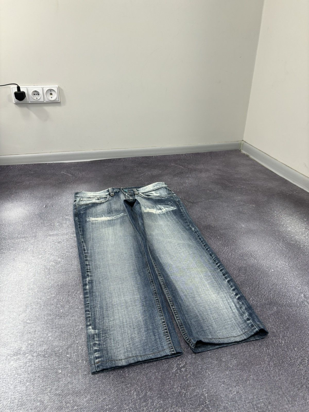 Iceberg Vintage Iceberg Women’s Faded Blue Denim Cropped Jeans Size 30" / US 8 / IT 44 - 3 Thumbnail