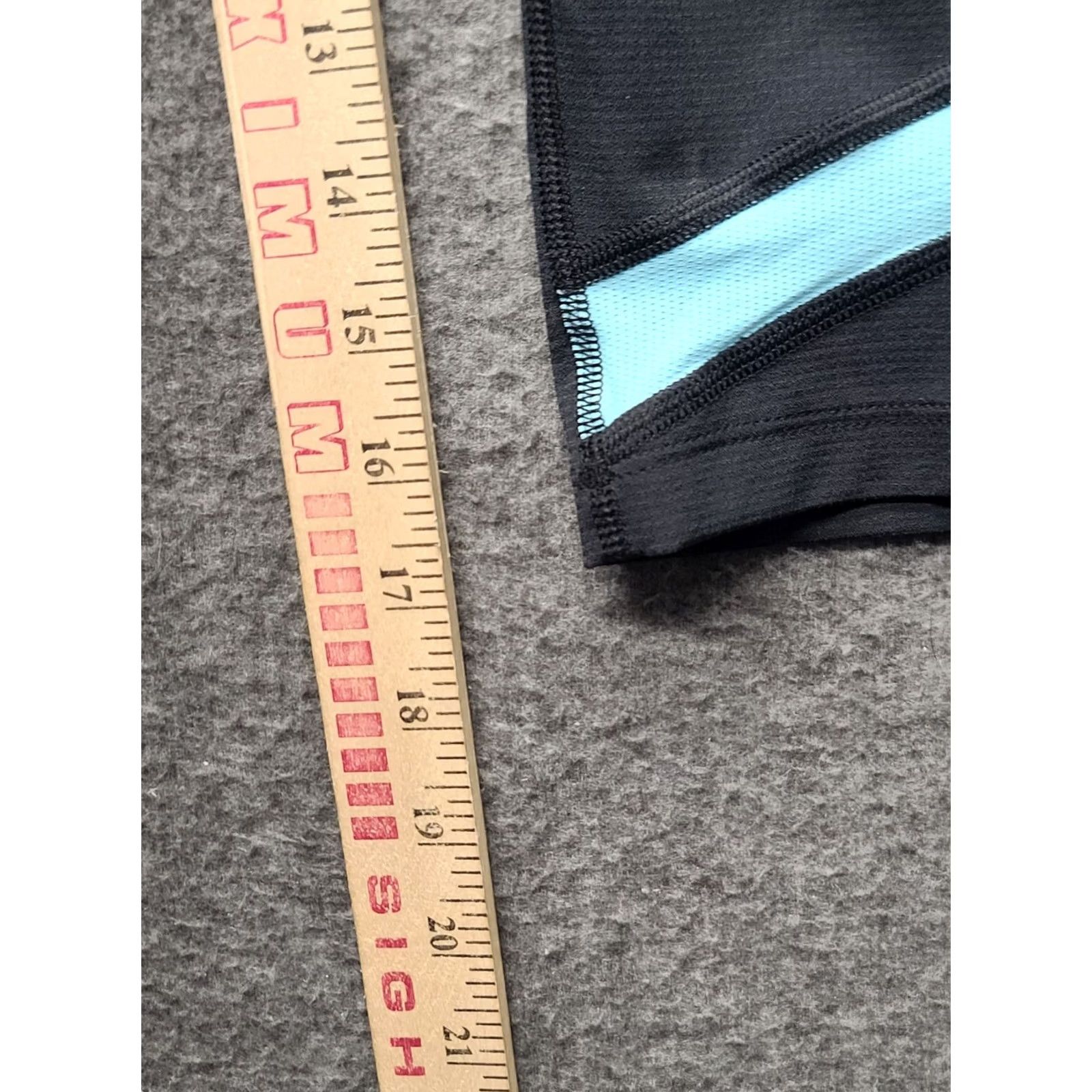 Under Armour Under Armour Capris Leggings Womens M Fit Black Capri Geometric Pattern Athletic Compression 18 in Inseam Gym & Training Womens Size 32" / US 10 / IT 46 - 6 Thumbnail