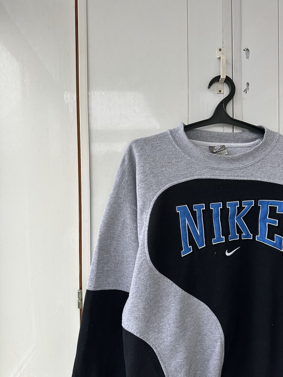 Nike Vintage Nike OverSize Sweatshirt Custom Distressed Y2K Size US L / EU 52-54 / 3 - 4 Thumbnail