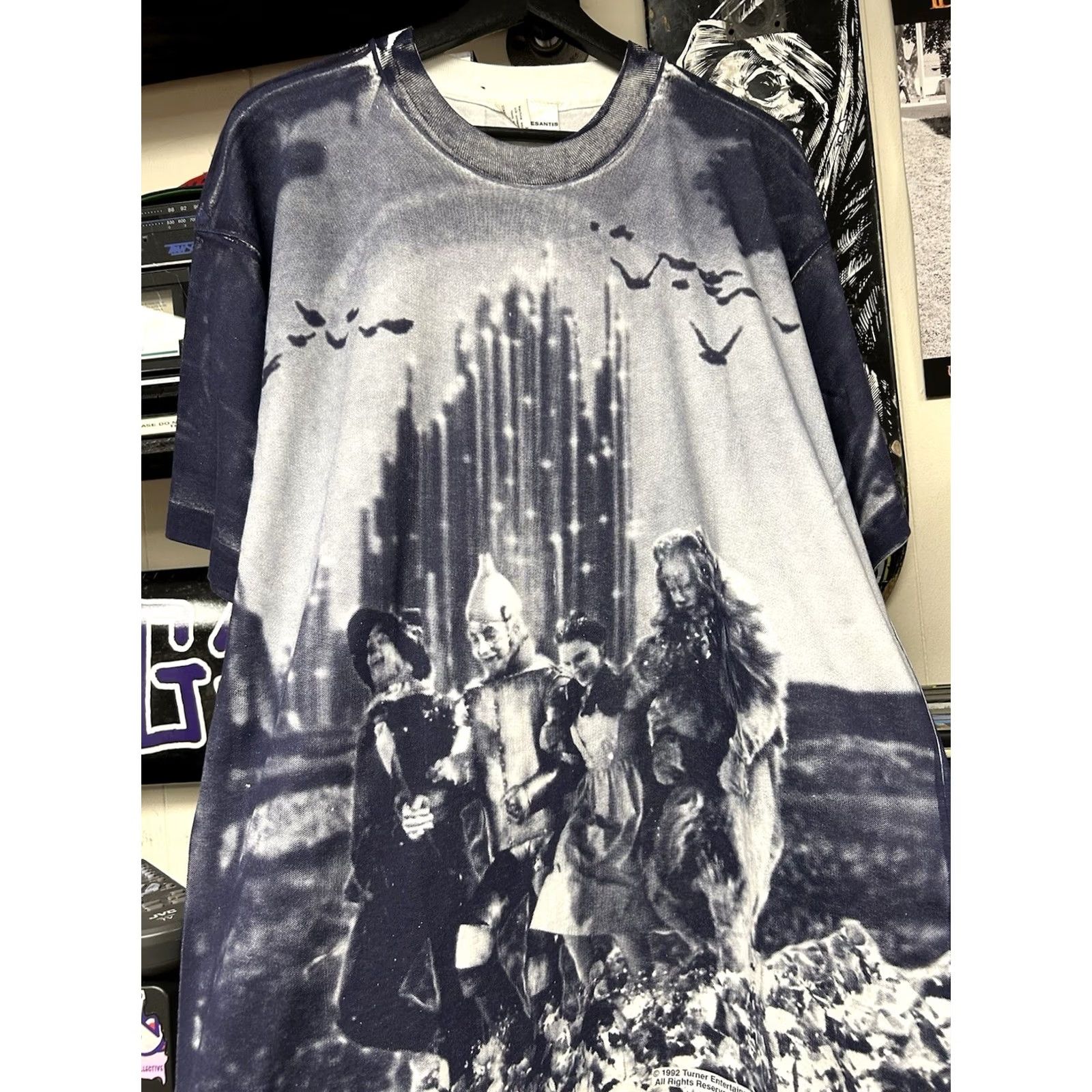 Vintage Vintage Wizard of Oz Stanley Desantis Tee XL Graphic Print Cotton Shirt Size US XL / EU 56 / 4 - 2 Thumbnail
