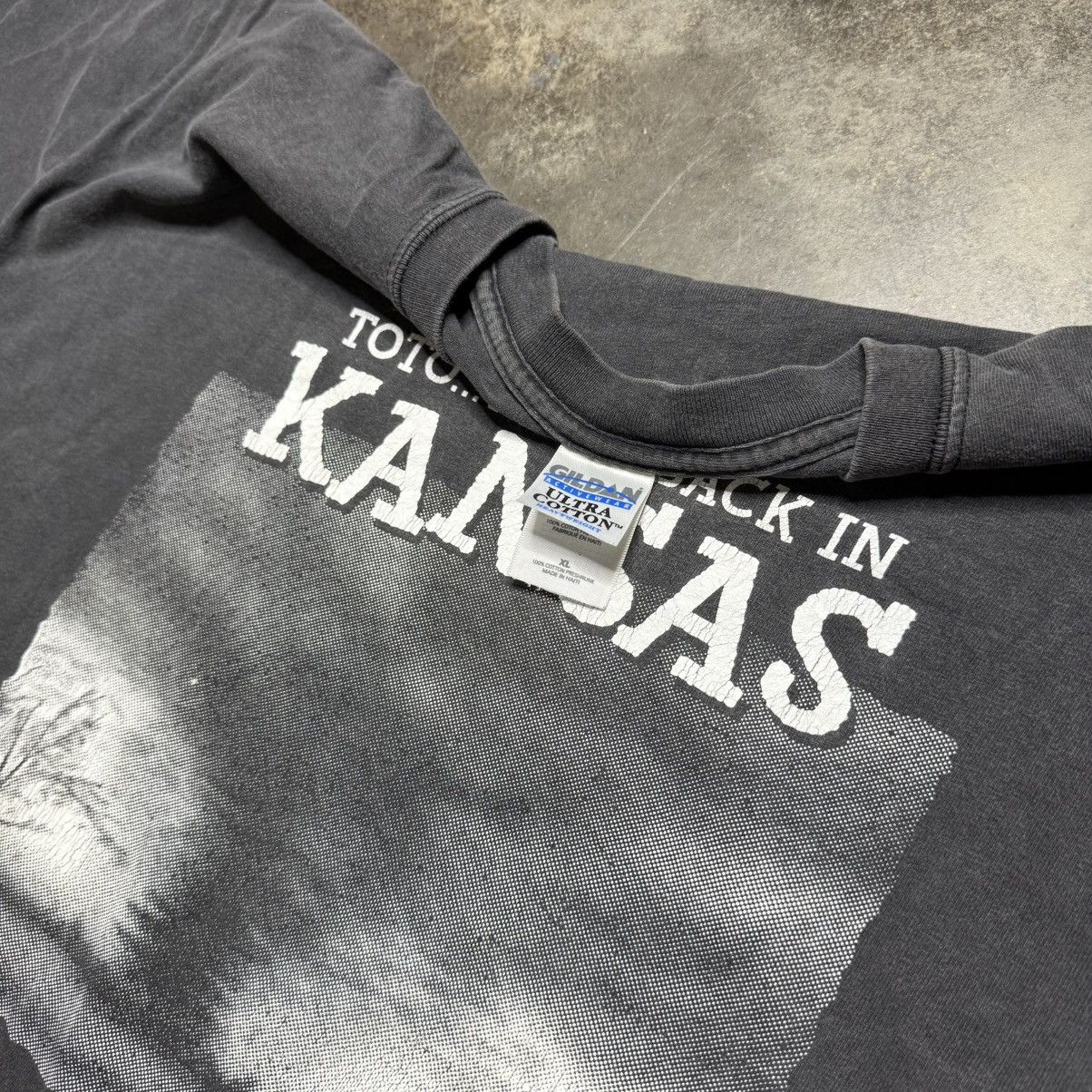 Vintage vintage were not in kansas anymore wizard of oz toto tshirt Size US XL / EU 56 / 4 - 4 Thumbnail