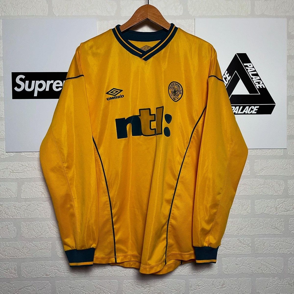 Umbro × Vintage LONG SLEEVE CELTIC VINTAGE 2000/01 SOCCER JERSEY CALSON 7 Size US M / EU 48-50 / 2 - 1 Thumbnail