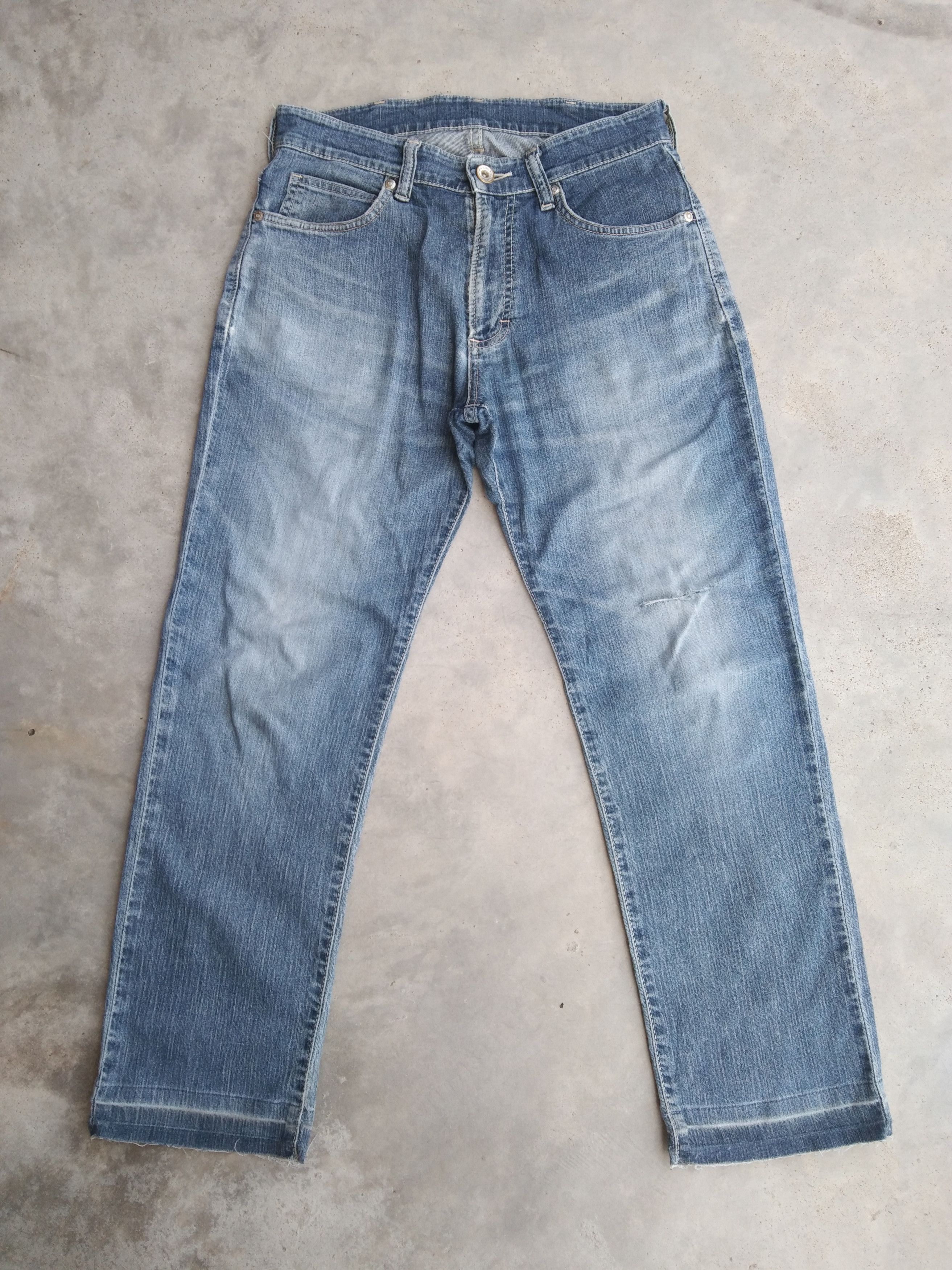 Wrangler Vintage Faded Blue Wrangler Distressed Jeans 29x28 Size US 29 - 1 Thumbnail