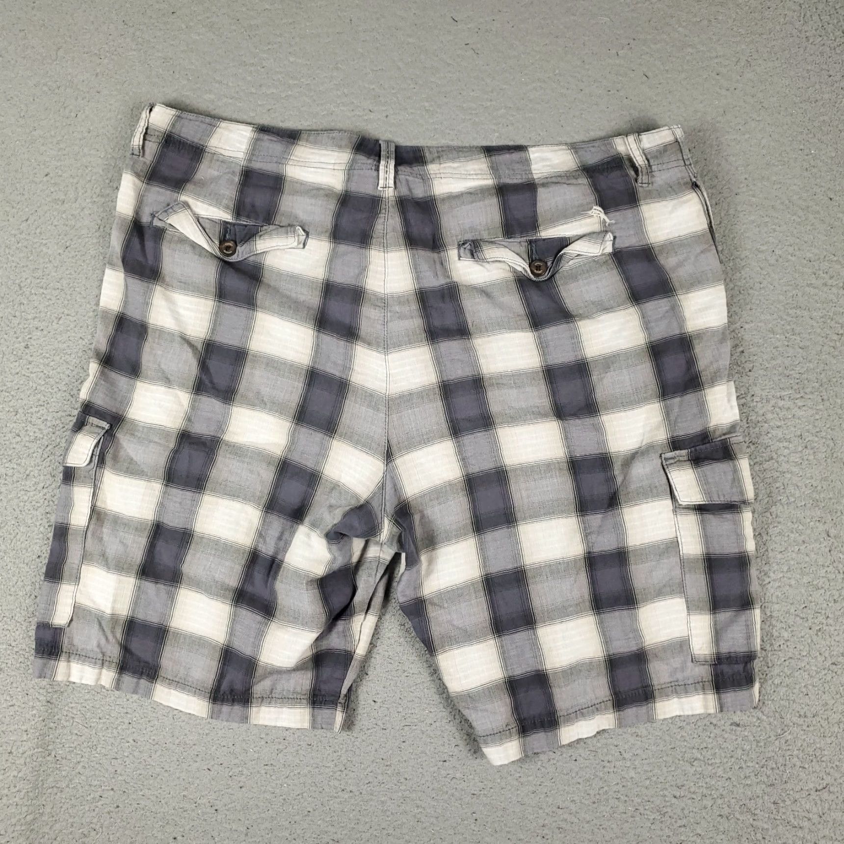Tommy Bahama Tommy Bahama Cargo Shorts Mens 40 Gray Plaid Outdoor Casual Beachwear Adult Medium Gray Pattern Logo Pockets 90s? No decade given. Men Size US 40 / EU 56 - 7 Thumbnail