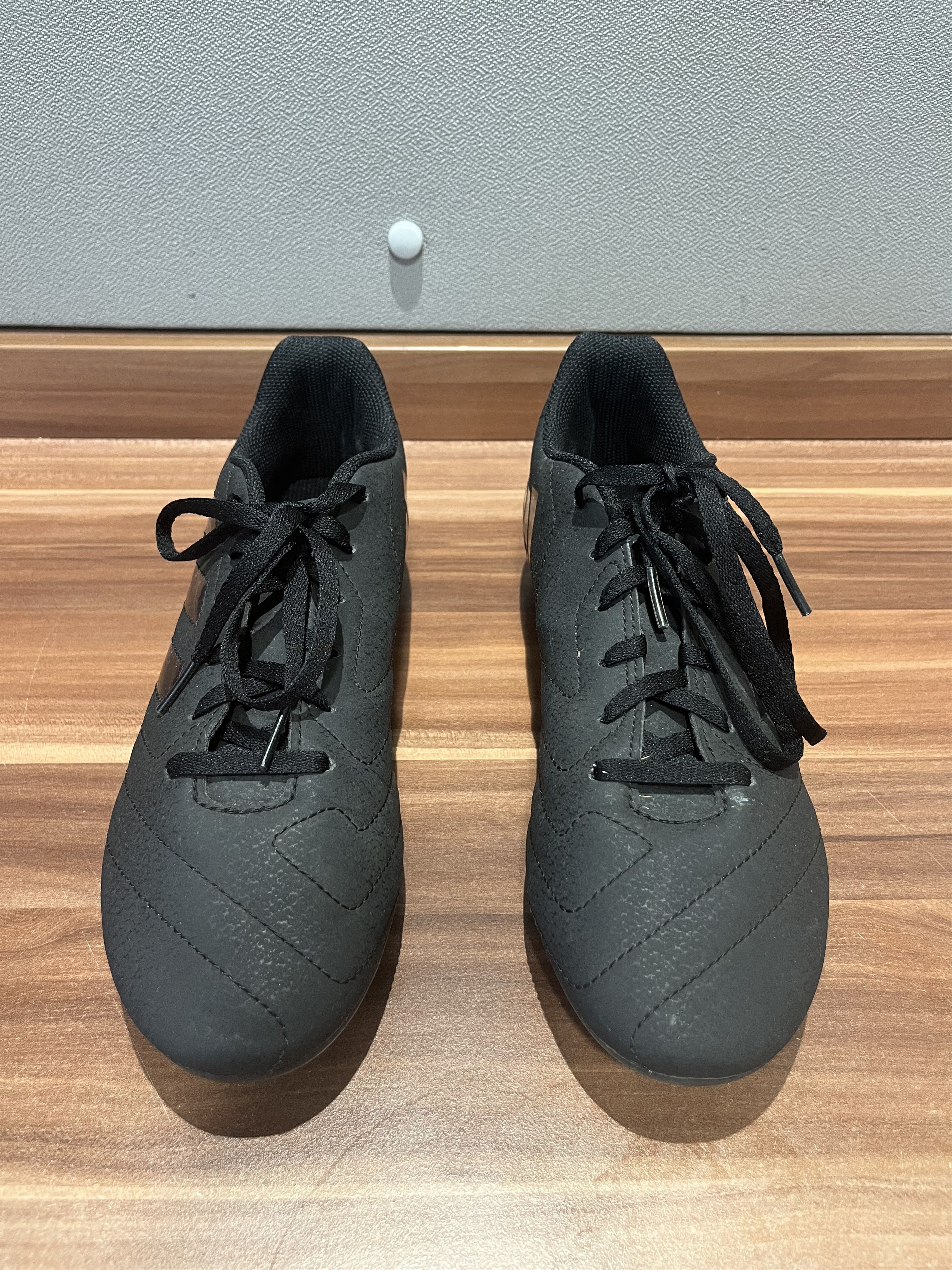 Adidas Football Boots Size US 7.5 / EU 40-41 - 1 Thumbnail