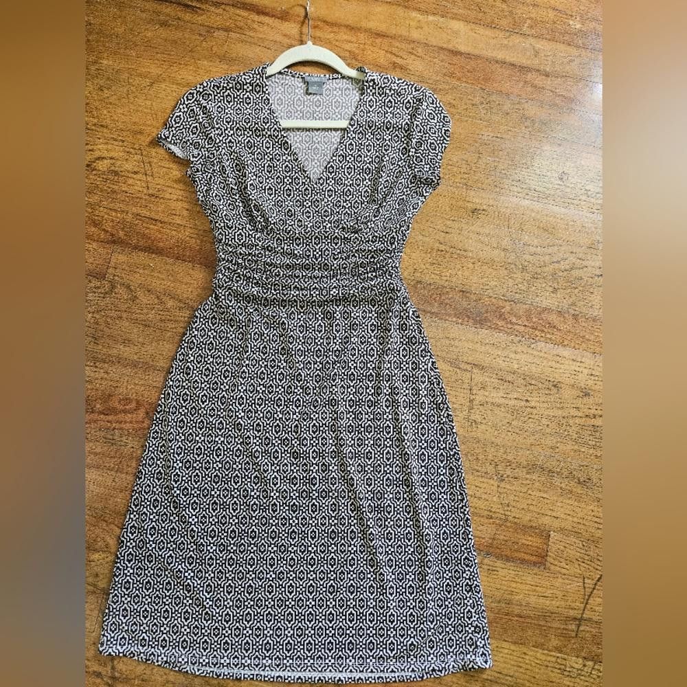 Ann Taylor Stylish Black and White Printed Dress with V-Neck Size XS / US 0-2 / IT 36-38 - 2 Thumbnail