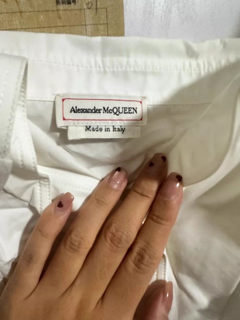 Alexander McQueen Alexander McQUEEN size 42 White deconstructive shirt 2505- Size L / US 10 / IT 46 - 6 Thumbnail