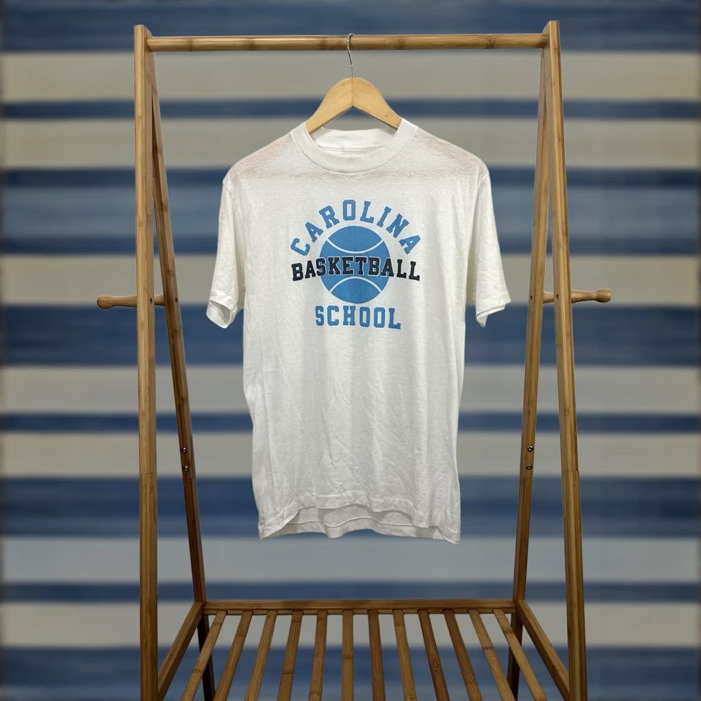 Vintage VTG 80s UNC Carolina Basketball School T-Shirt Size L White Mens Short Sleeve Size US L / EU 52-54 / 3 - 1 Thumbnail