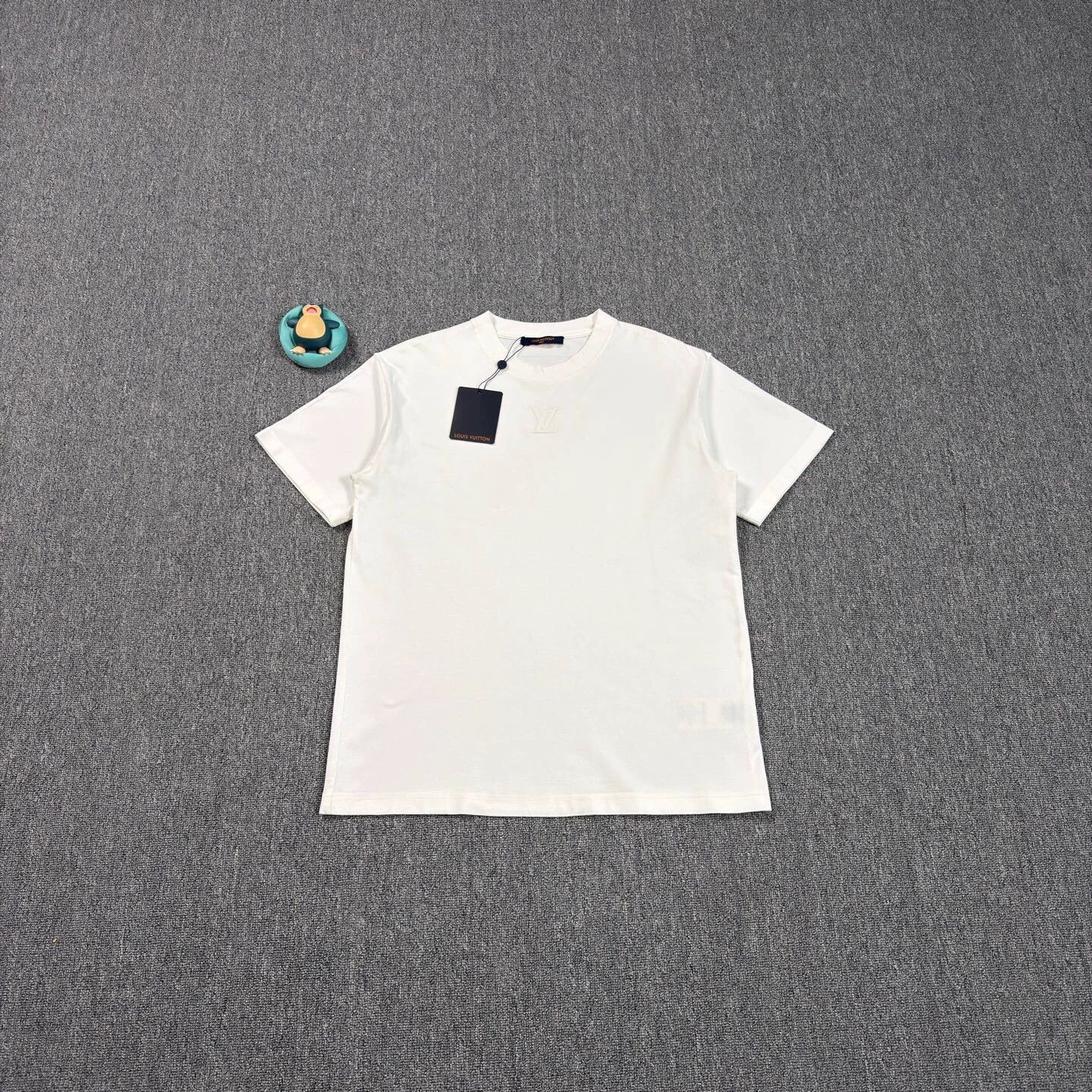 Louis Vuitton LV Embossed Logo White Short Sleeve Tee M Near New Size US M / EU 48-50 / 2 - 1 Thumbnail