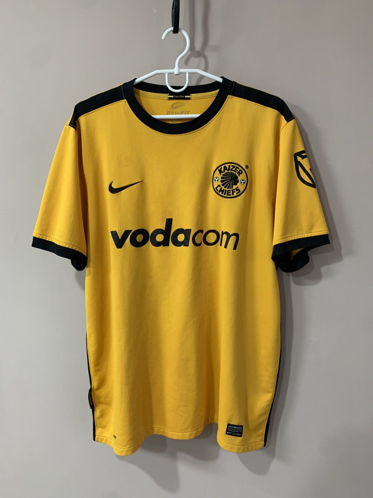 Nike KAIZER CHIEFS 2009/2010 HOME FOOTBALL SHIRT JERSEY Nike Size US XL / EU 56 / 4 - 1 Thumbnail