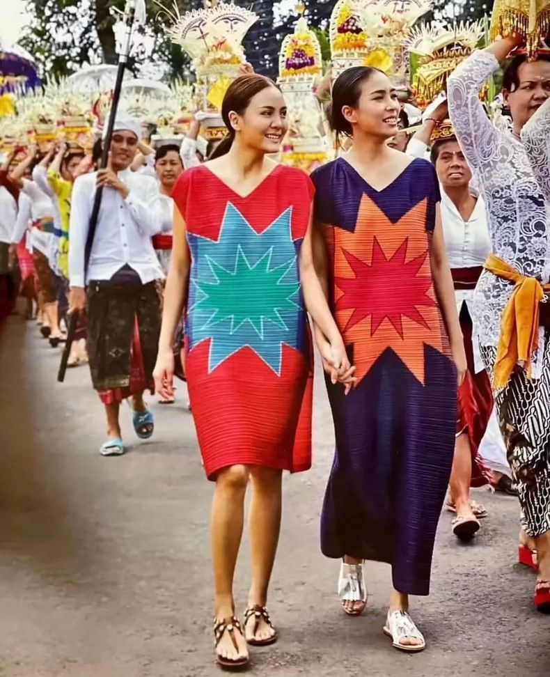 Pleats Please Issey Miyake Issey Miyake size:3 Vintage red magazine-style dress Size XS / US 0-2 / IT 36-38 - 2 Thumbnail