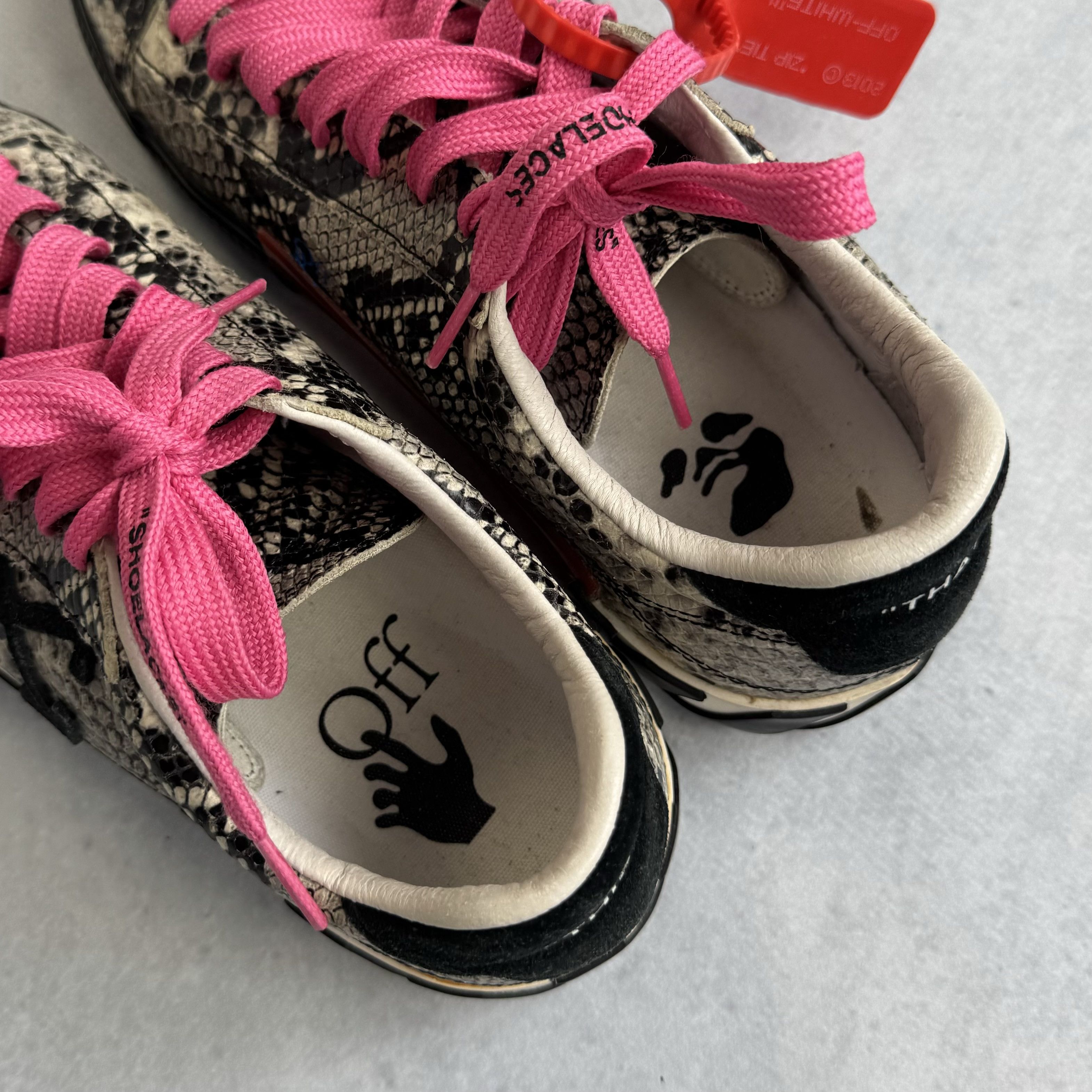 Off-White Off-White c/o Virgil Abloh New Arrow Vulcanized Low Sneakers Size US 9.5 / IT 39.5 - 6 Thumbnail