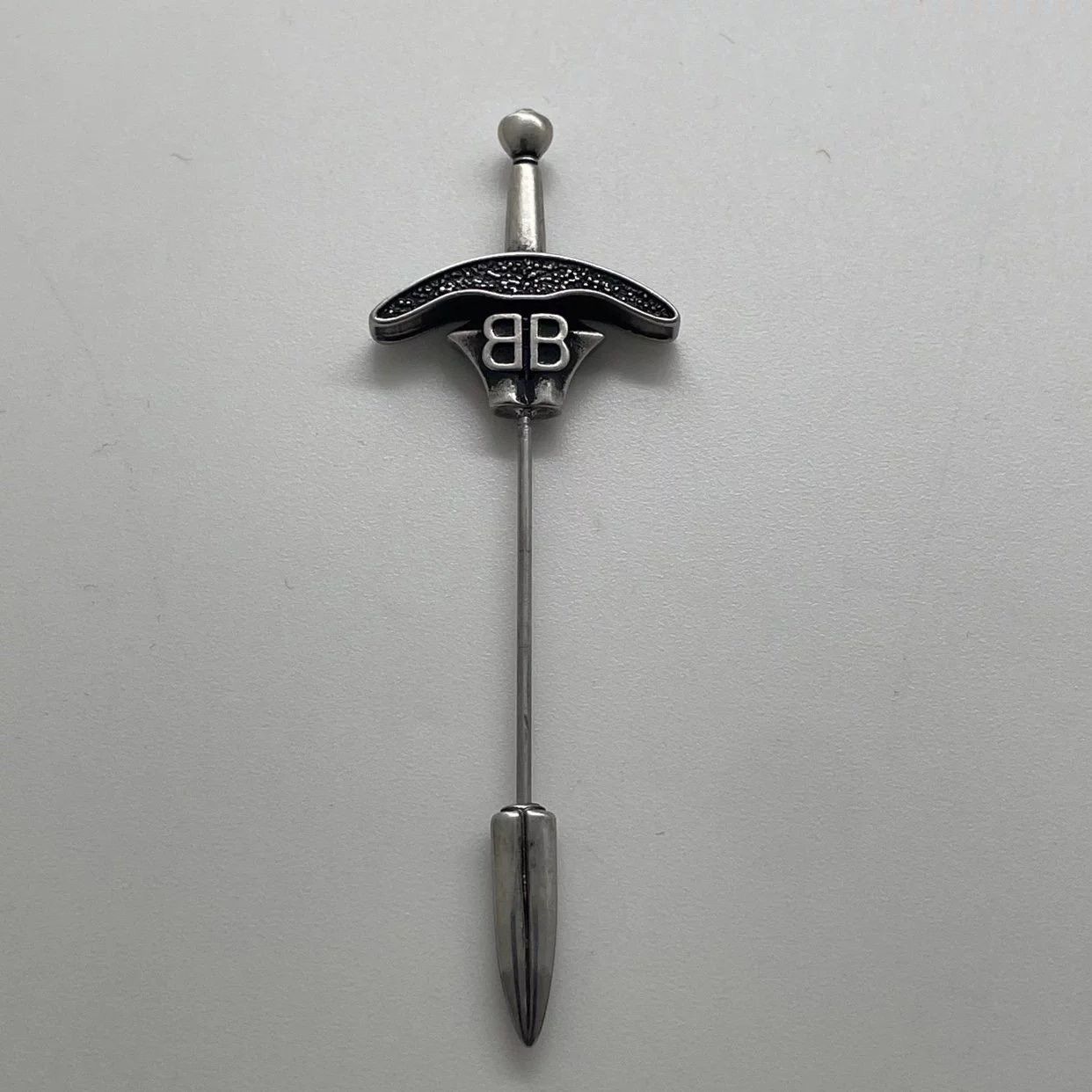 送料込+BALENCIAGA+GOTH SWORD ブローチ Goth Sword Brooch in Antique Silver | Balenciaga US