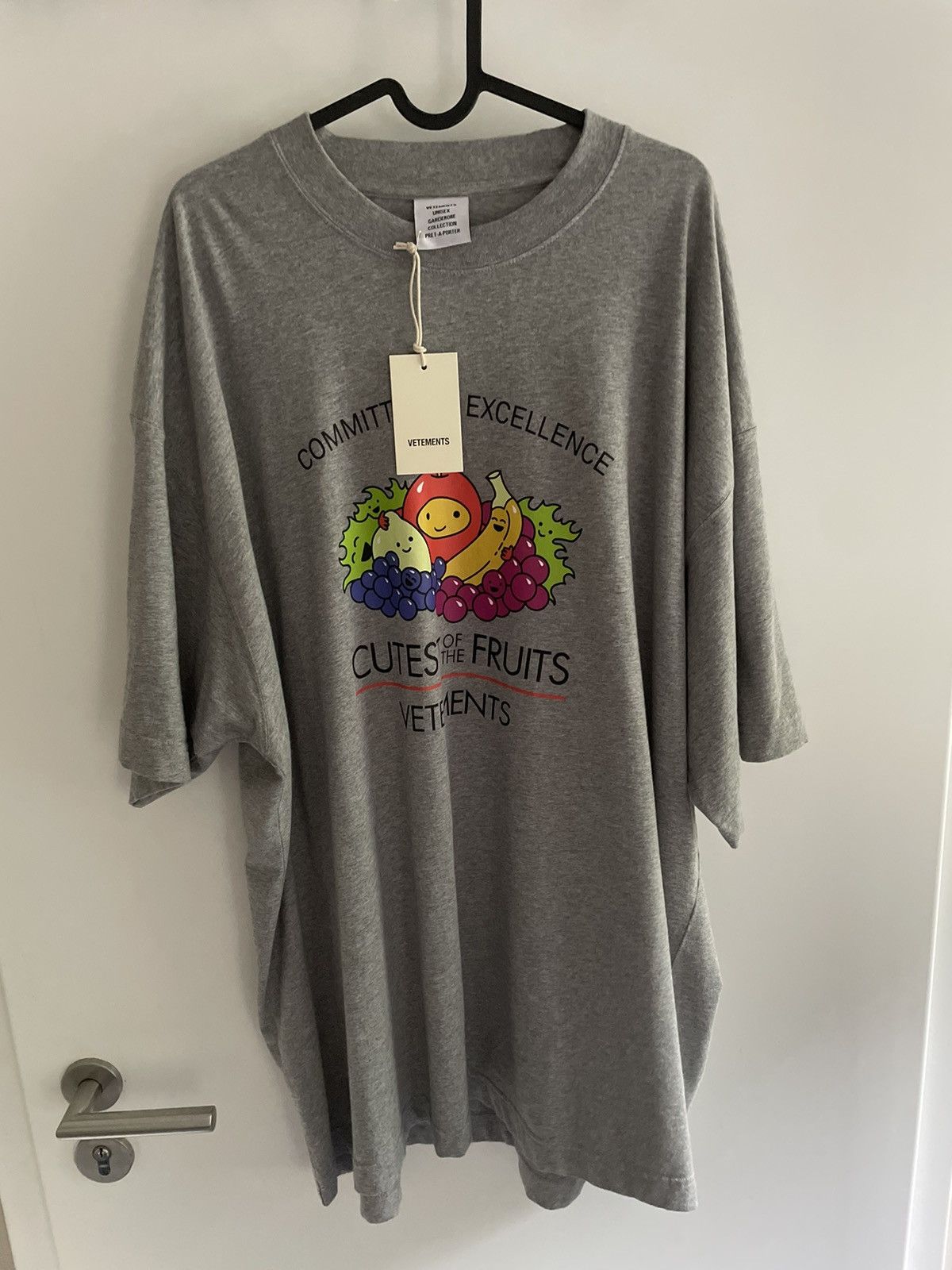 VETEMENTS Bats Logo Regular T-Shirt | Black | SVD USA VETEMENTS 