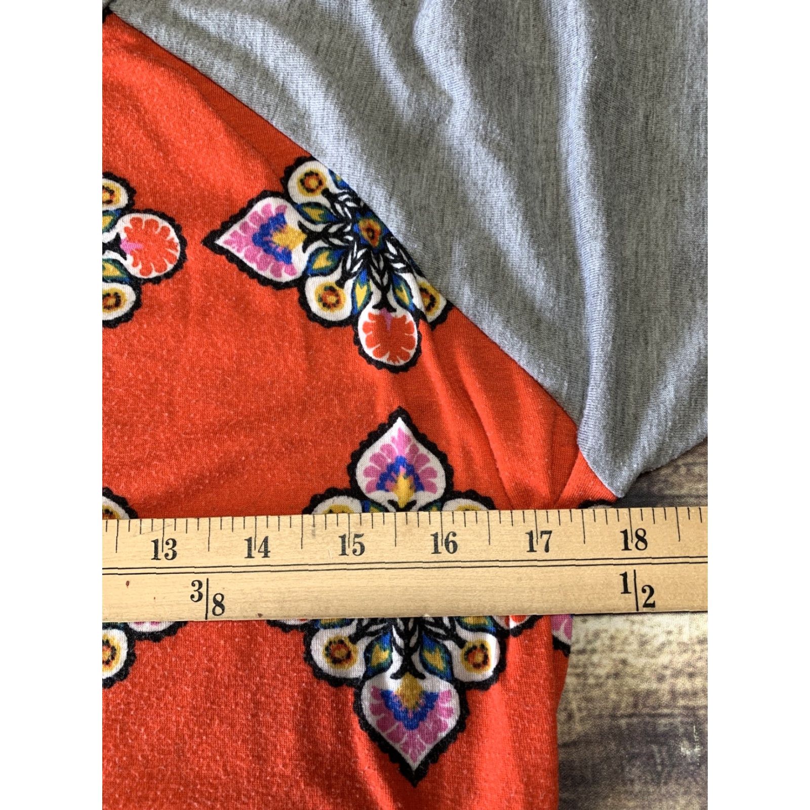 Vintage **LuLaRoe Women's XS Gray 3/4 Sleeve Red Floral Pullover T-Shirt** User: LuLaRoe Women's XS Gray 3/4 Sleeve Red Floral Pullover T-Shirt Size XS / US 0-2 / IT 36-38 - 5 Thumbnail