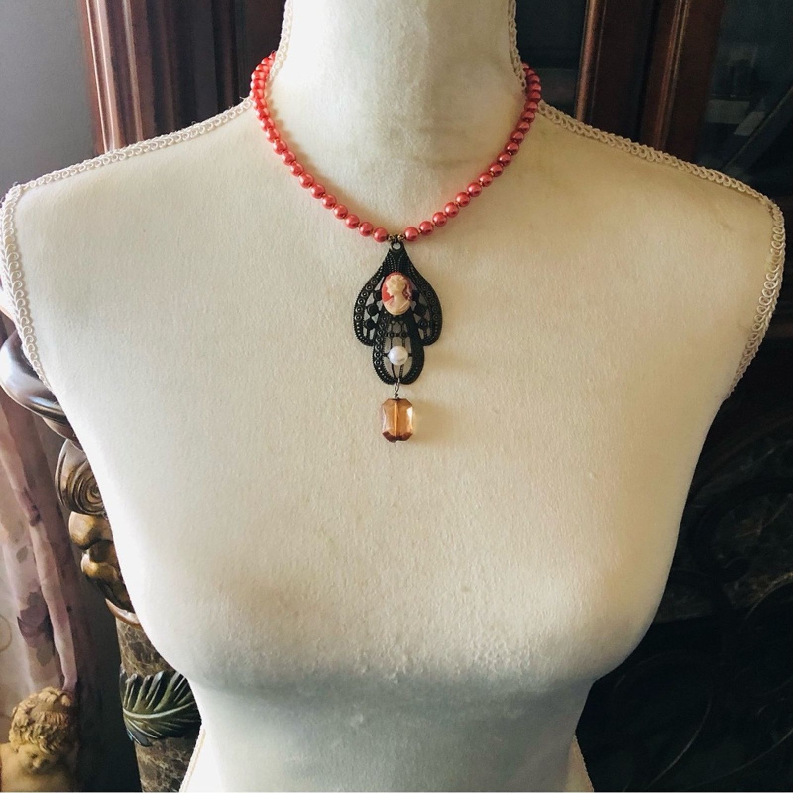 Handmade Handcrafted repurpose elegant lady cameo Pearl necklace Size ONE SIZE - 5 Thumbnail