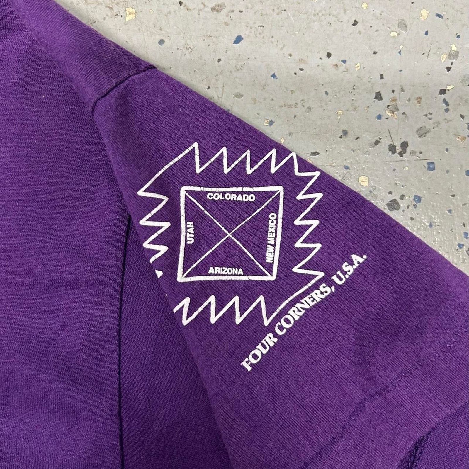 Fruit Of The Loom VTG 90s Native American graphic tee with feathers Size M / US 6-8 / IT 42-44 - 4 Thumbnail