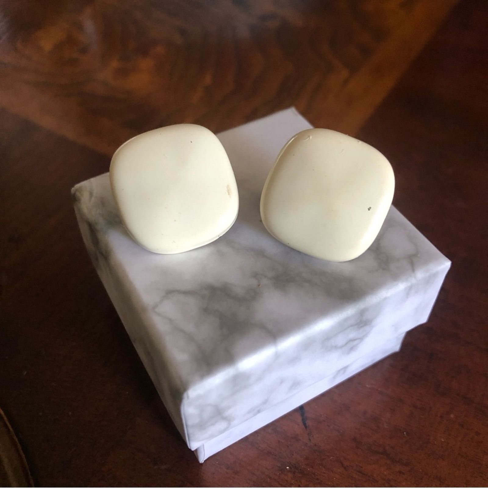 Vintage Vintage 80s cream tone resin clip on earrings Size ONE SIZE - 1 Thumbnail