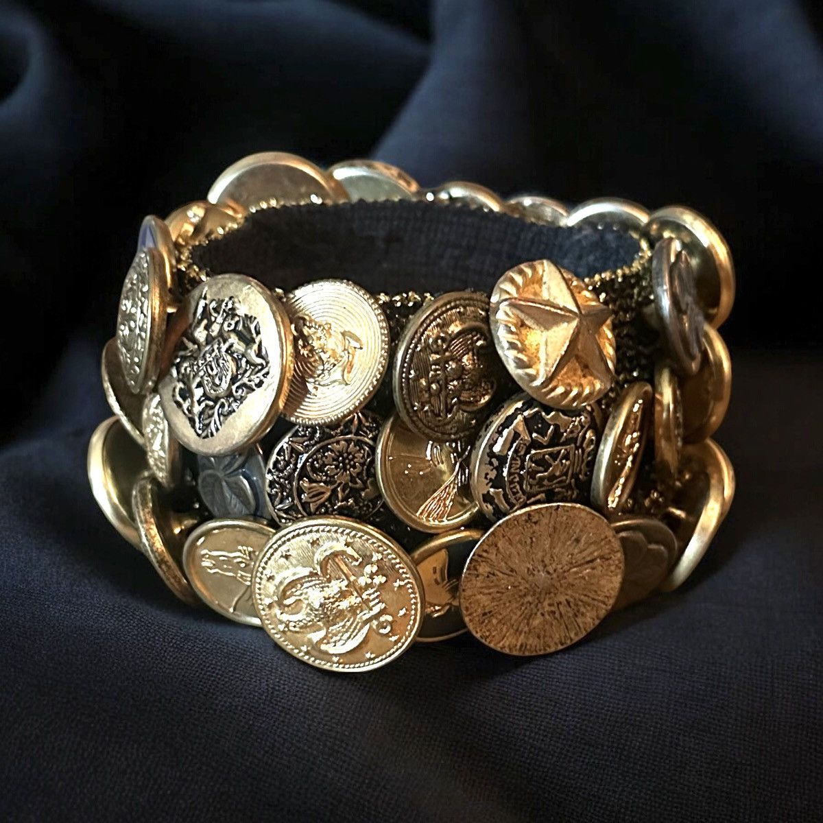 Vintage Vintage chunky loaded buttons stretch bracelet Size ONE SIZE - 1 Thumbnail