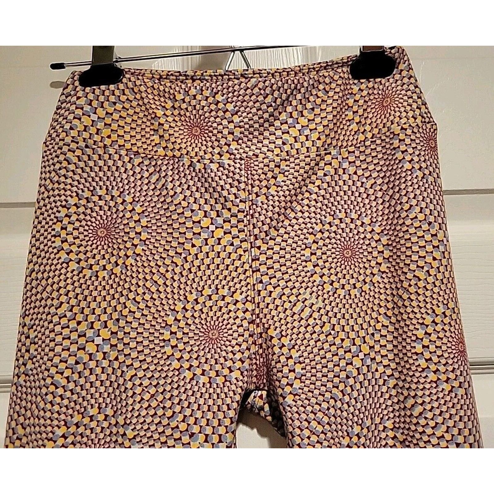 Other Woman’s Active Wear LuLaRoe Spiral Leggings One Size Size 28" / US 6 / IT 42 - 4 Thumbnail