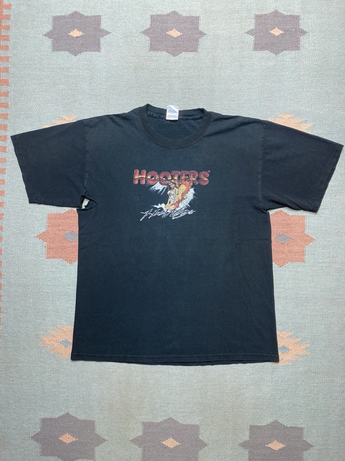 Vintage t shirt hooters restaurant hot wings angel distressed fade L Size US L / EU 52-54 / 3 - 1 Thumbnail
